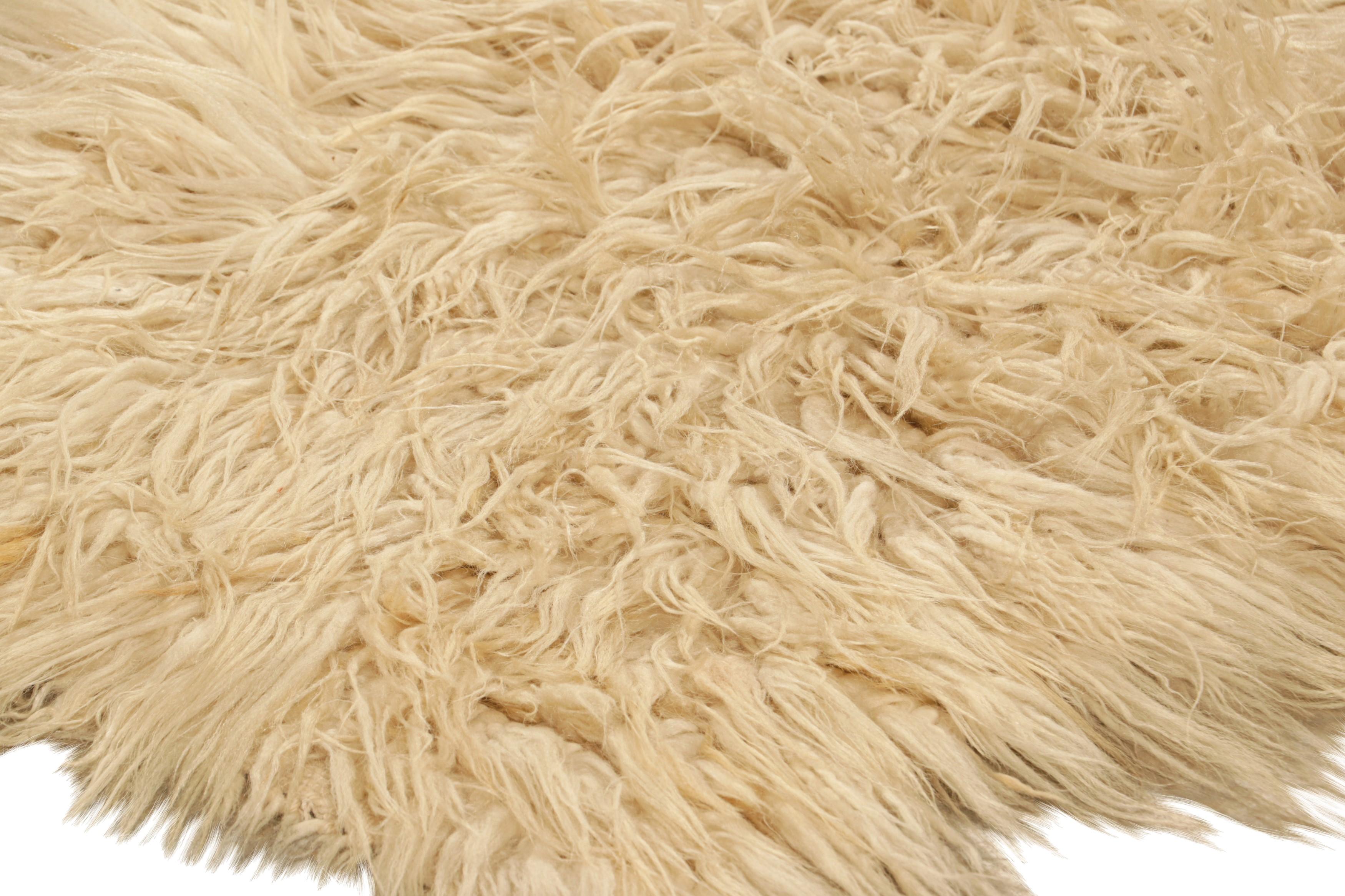 Milieu du XXe siècle Tapis de course vintage Tulu Shag en beige et crème à poils longs - Rug & Kilim en vente