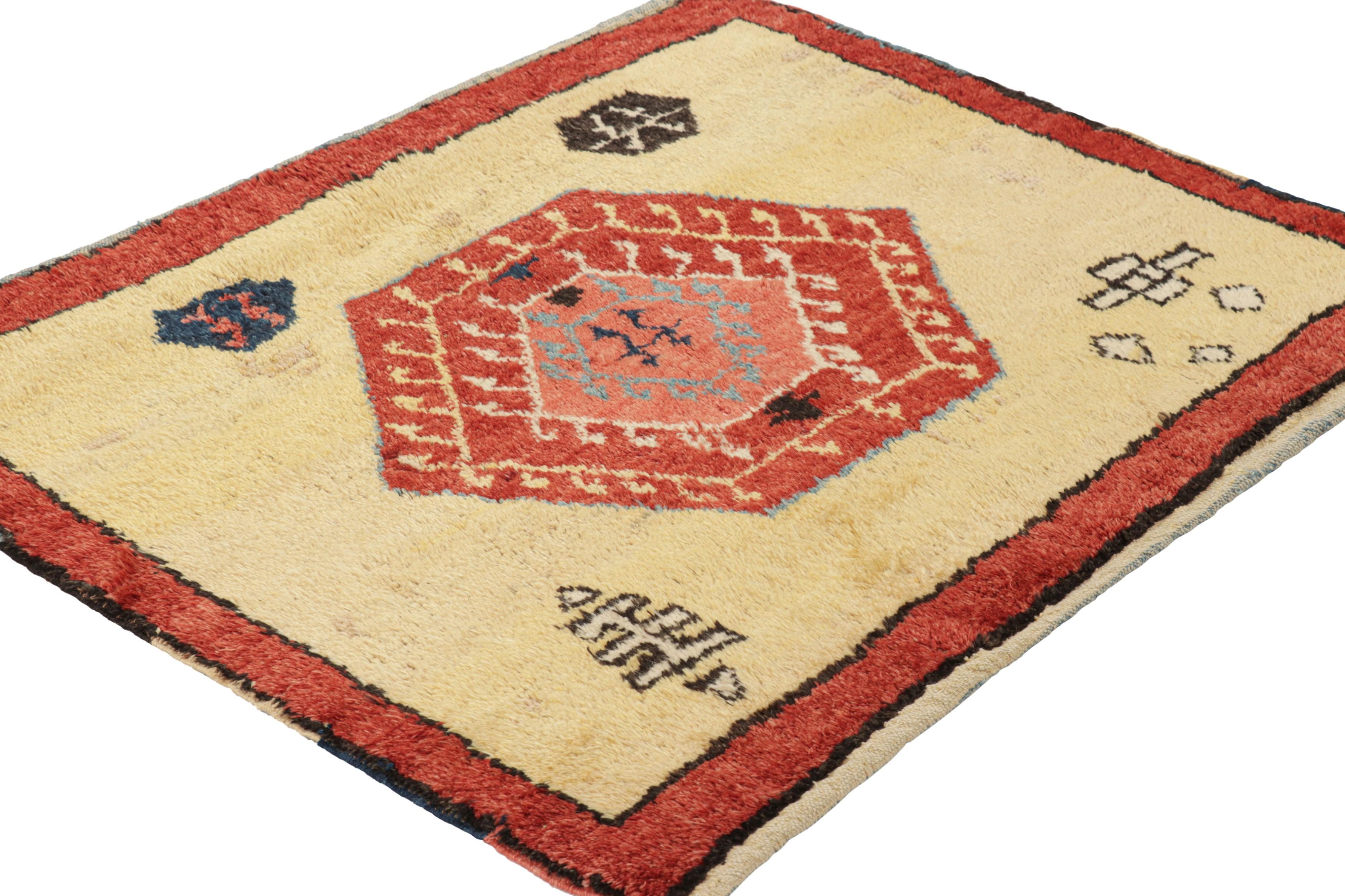 Noué à la main Vintage Tulu Square Rug in Red and Yellow with Geometric Patterns - Rug & Kilim en vente