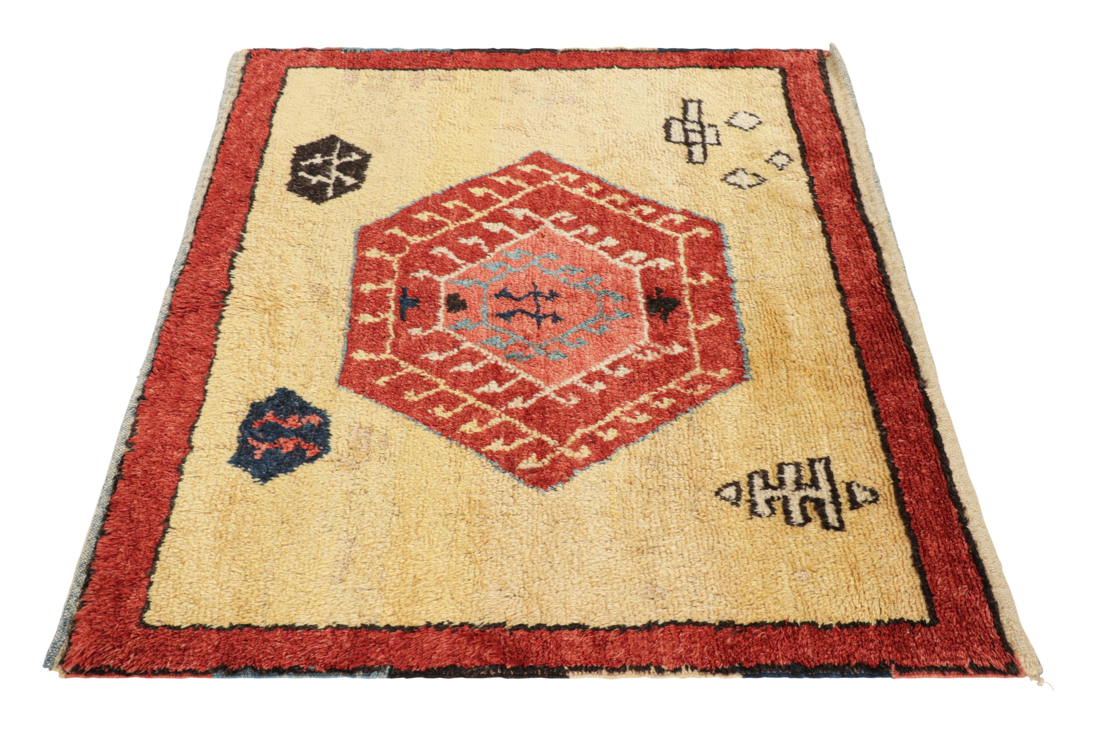 Vintage Tulu Square Rug in Red and Yellow with Geometric Patterns - Rug & Kilim Bon état - En vente à Long Island City, NY