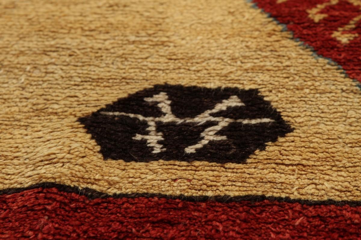 Turco Tappeto quadrato Tulu vintage in rosso e giallo con motivi geometrici - Rug & Kilim in vendita