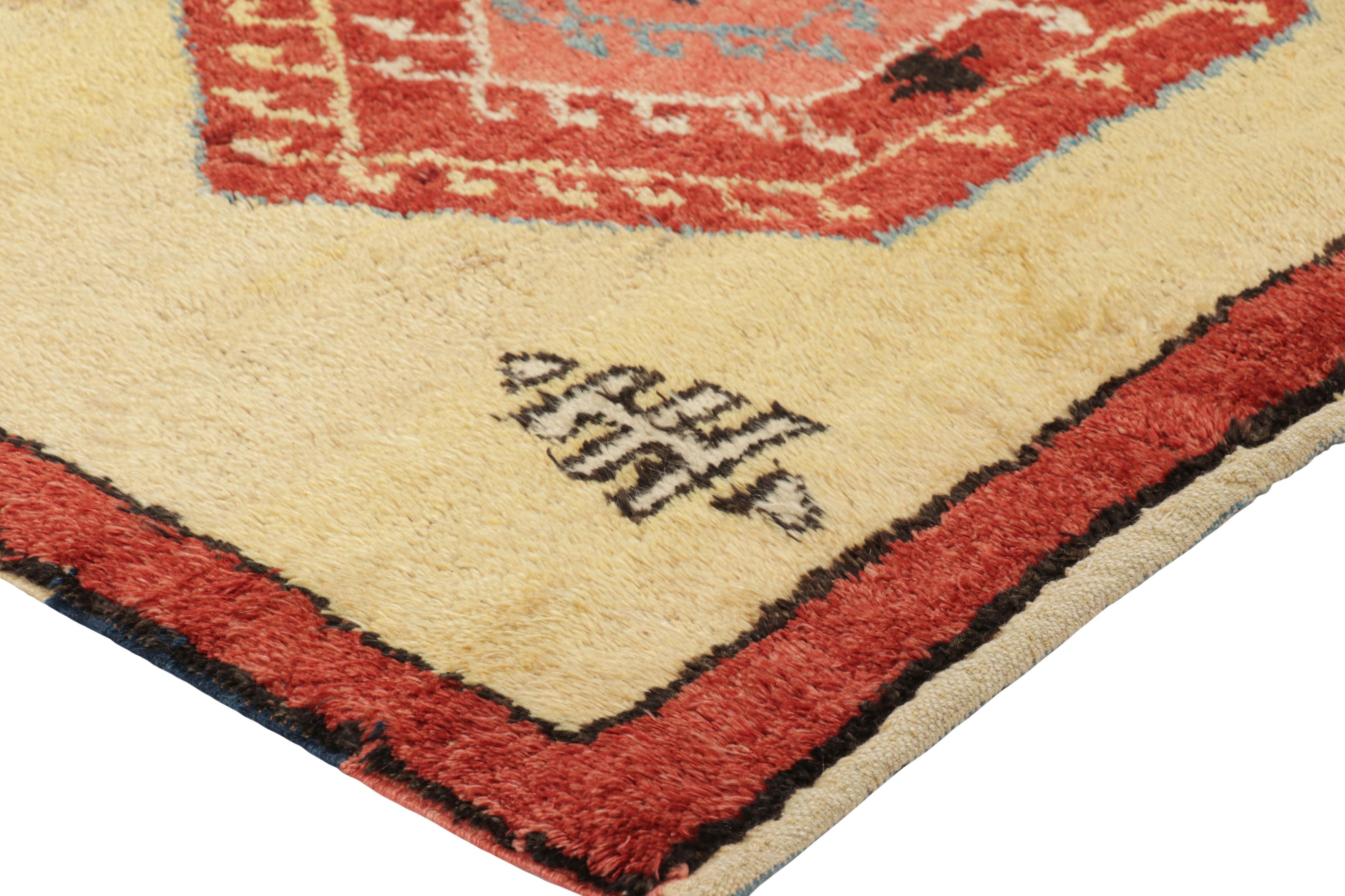 Milieu du XXe siècle Vintage Tulu Square Rug in Red and Yellow with Geometric Patterns - Rug & Kilim en vente