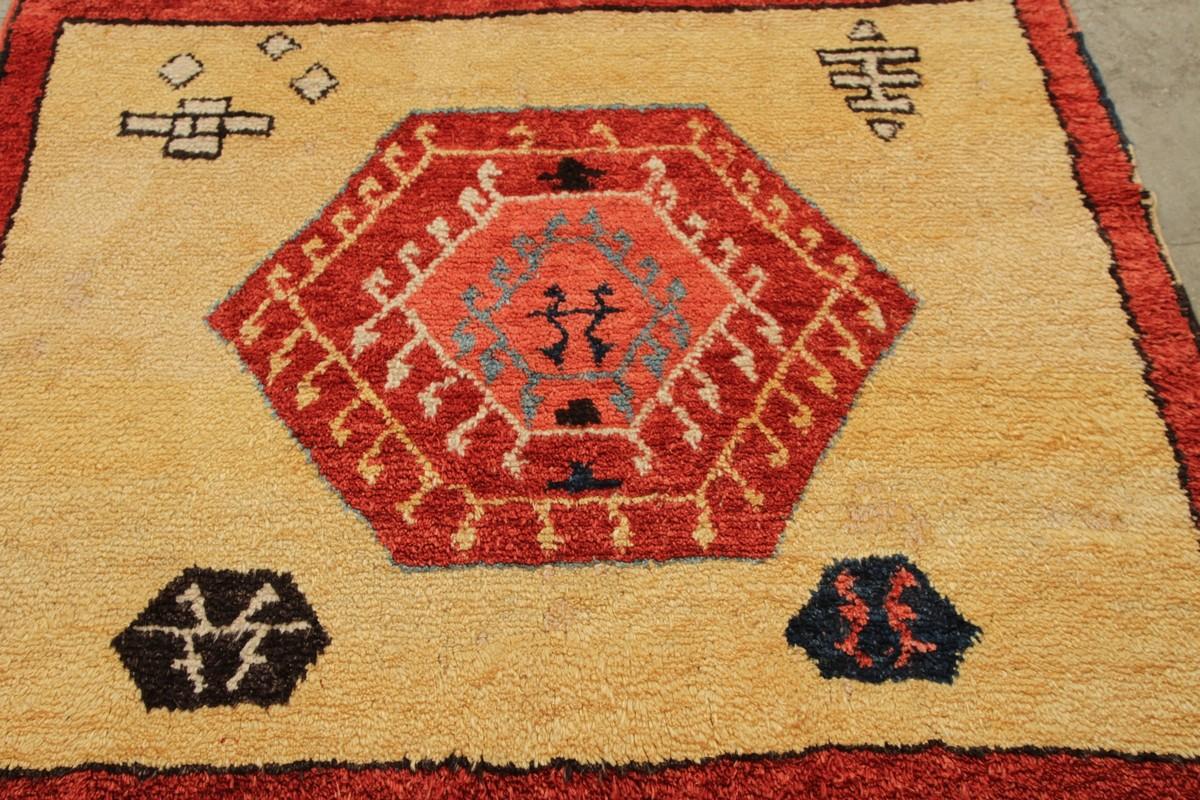 Annodato a mano Tappeto quadrato Tulu vintage in rosso e giallo con motivi geometrici - Rug & Kilim in vendita