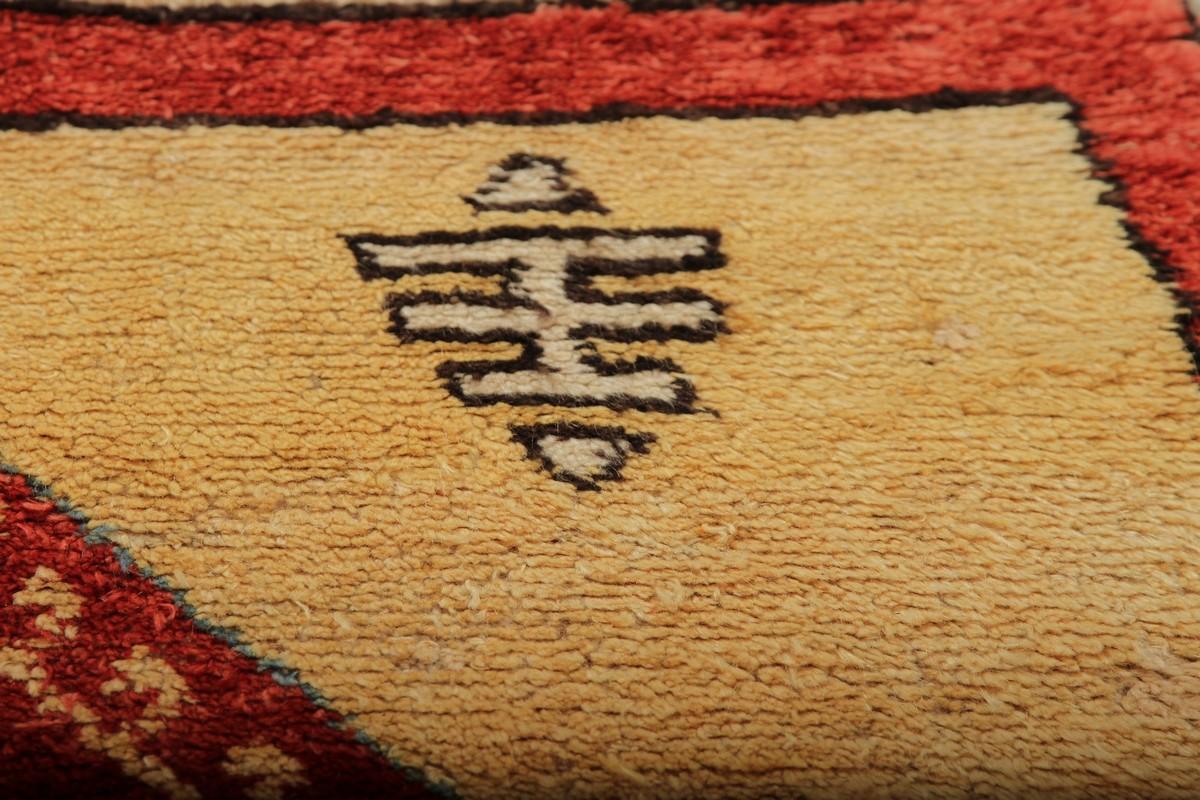 Metà XX secolo Tappeto quadrato Tulu vintage in rosso e giallo con motivi geometrici - Rug & Kilim in vendita