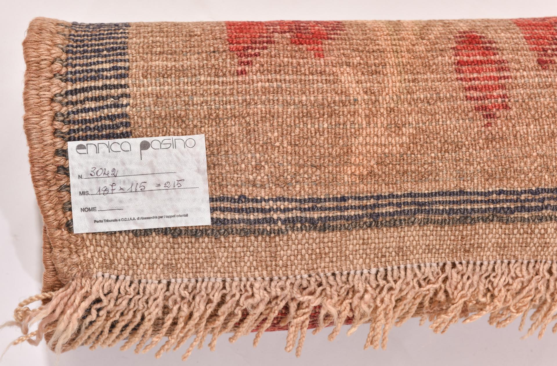 n.º 1426 - Mi colección privada --------
 Un campo de tulipanes rosa rojizo sobre fondo camel está encerrado en una fina línea azul.
Es una alfombra verdaderamente insólita, que nos hace comprender cuánto desearía una tejedora estar rodeada de