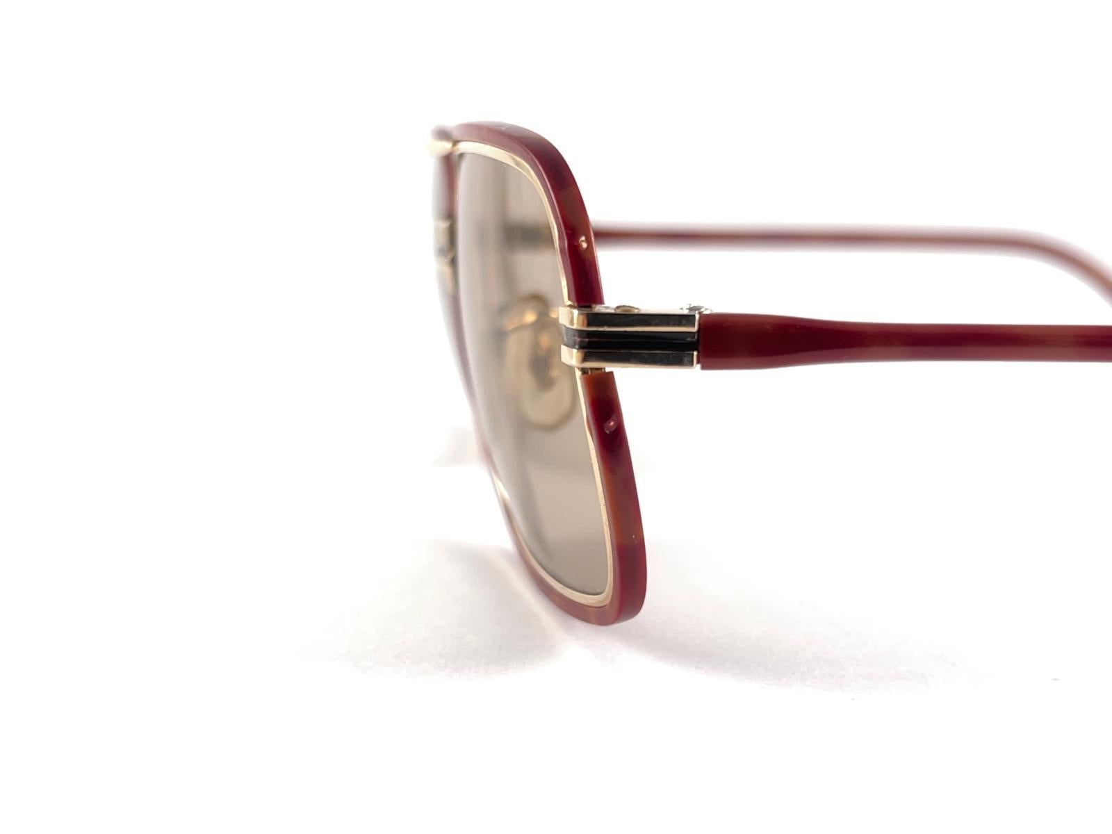 Super 1970'S Medium Größe Tura Gold & Tan Frame Holding Hellbraun Linsen. 
Dieser Artikel kann aufgrund der Lagerung geringfügige Abnutzungserscheinungen aufweisen.
Bitte studieren Sie die Bilder vor dem Kauf


Hergestellt in Japan


Vorderseite    