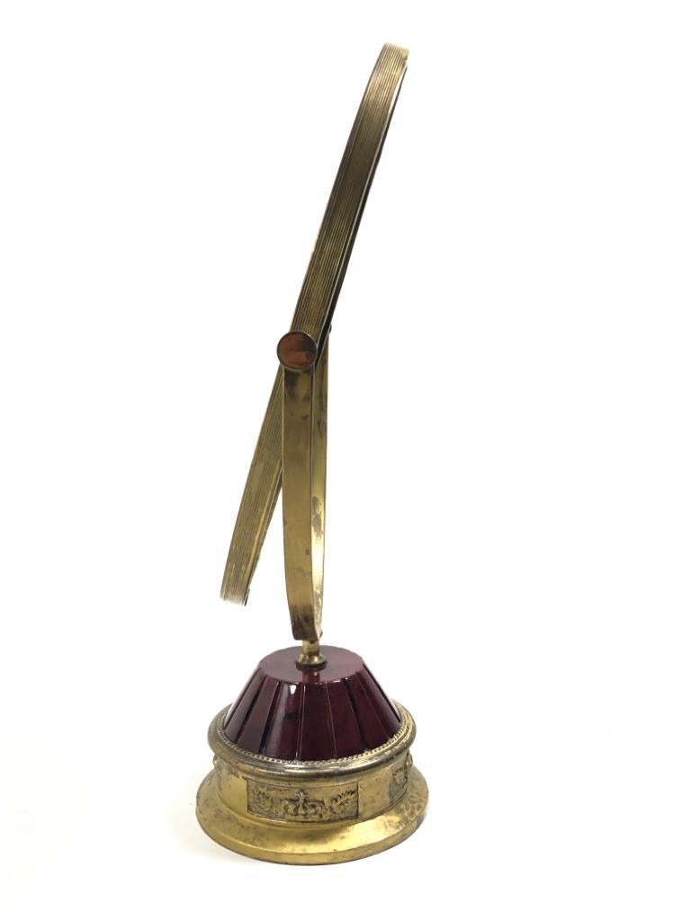 Vieux miroir de table pivotant surdimensionn TURA, mail bourgogne plaqu or, 1950 Bon état - En vente à Vis, NL