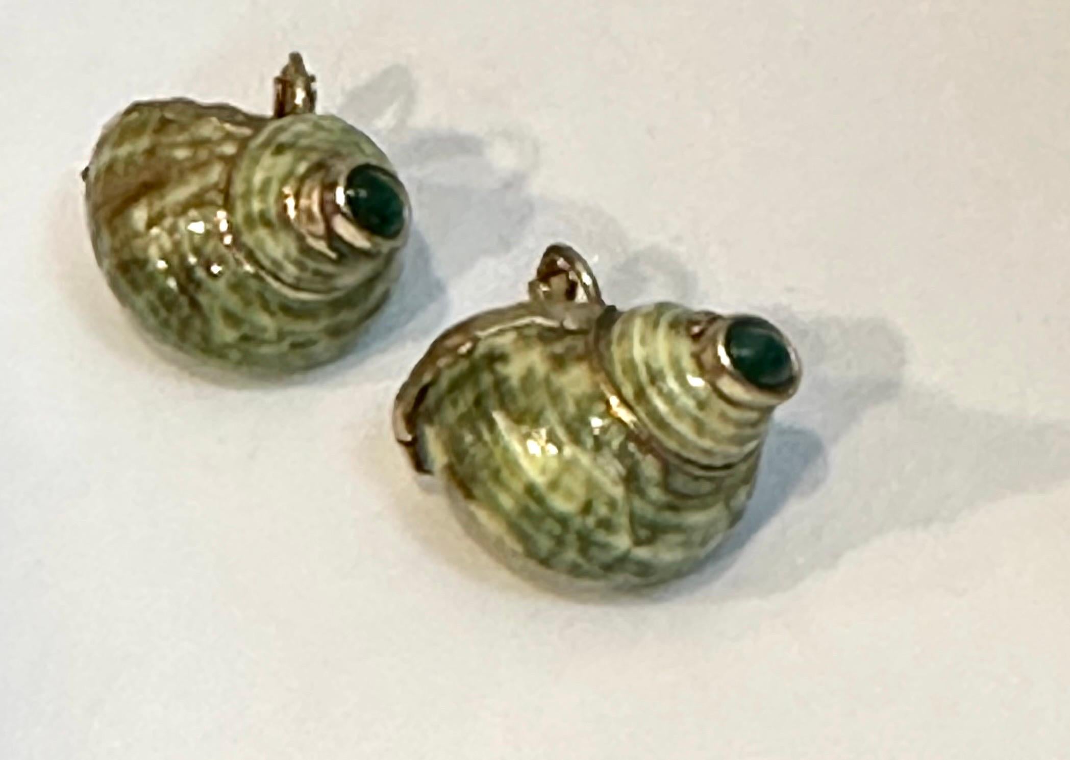 Vintage Turbo Muschel-Smaragd-Ohrring aus Gold mit Perlmutt-Ohrclips (Smaragdschliff) im Angebot