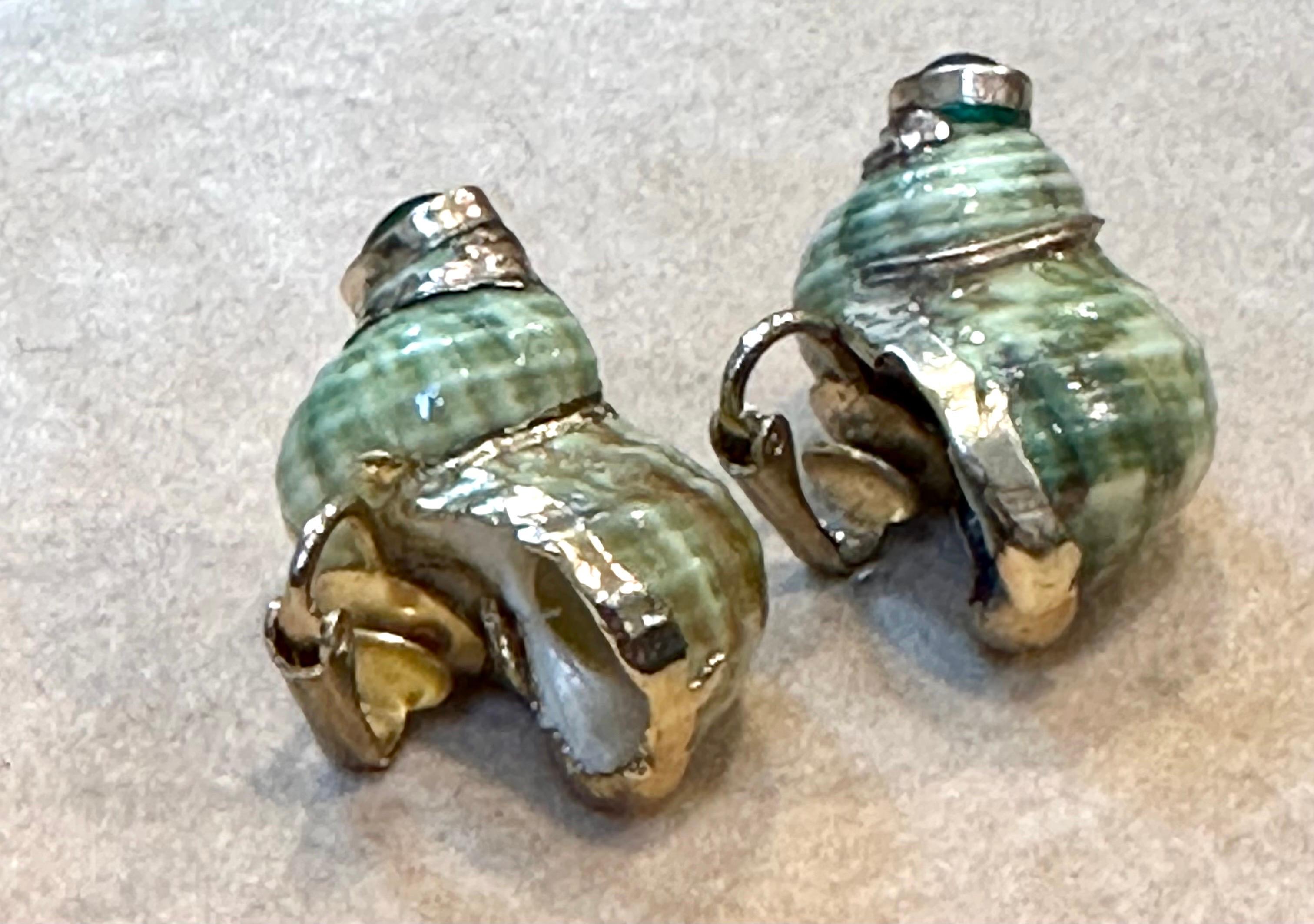 Vintage Turbo Muschel-Smaragd-Ohrring aus Gold mit Perlmutt-Ohrclips im Zustand „Hervorragend“ im Angebot in New York, NY