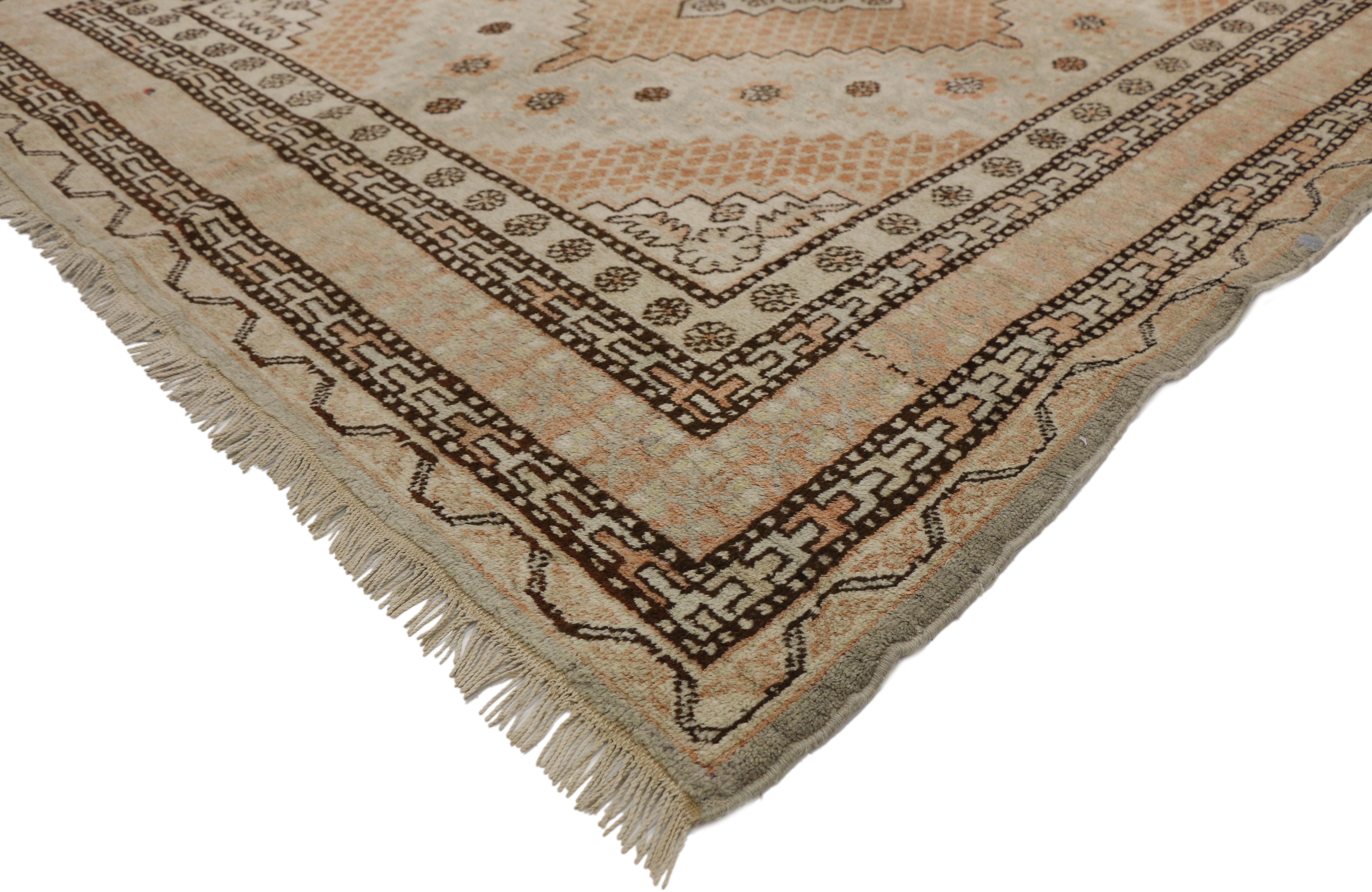 77310 Turkestan-Khotan-Teppich im mediterranen Arts & Crafts-Stil. Dieser Galerie-Teppich aus handgeknüpfter Wolle aus Khotan zeigt zwei gestufte, rautenförmige Medaillons, die mit Blumenrosetten gefüllt sind. Die beiden mittleren Medaillons werden