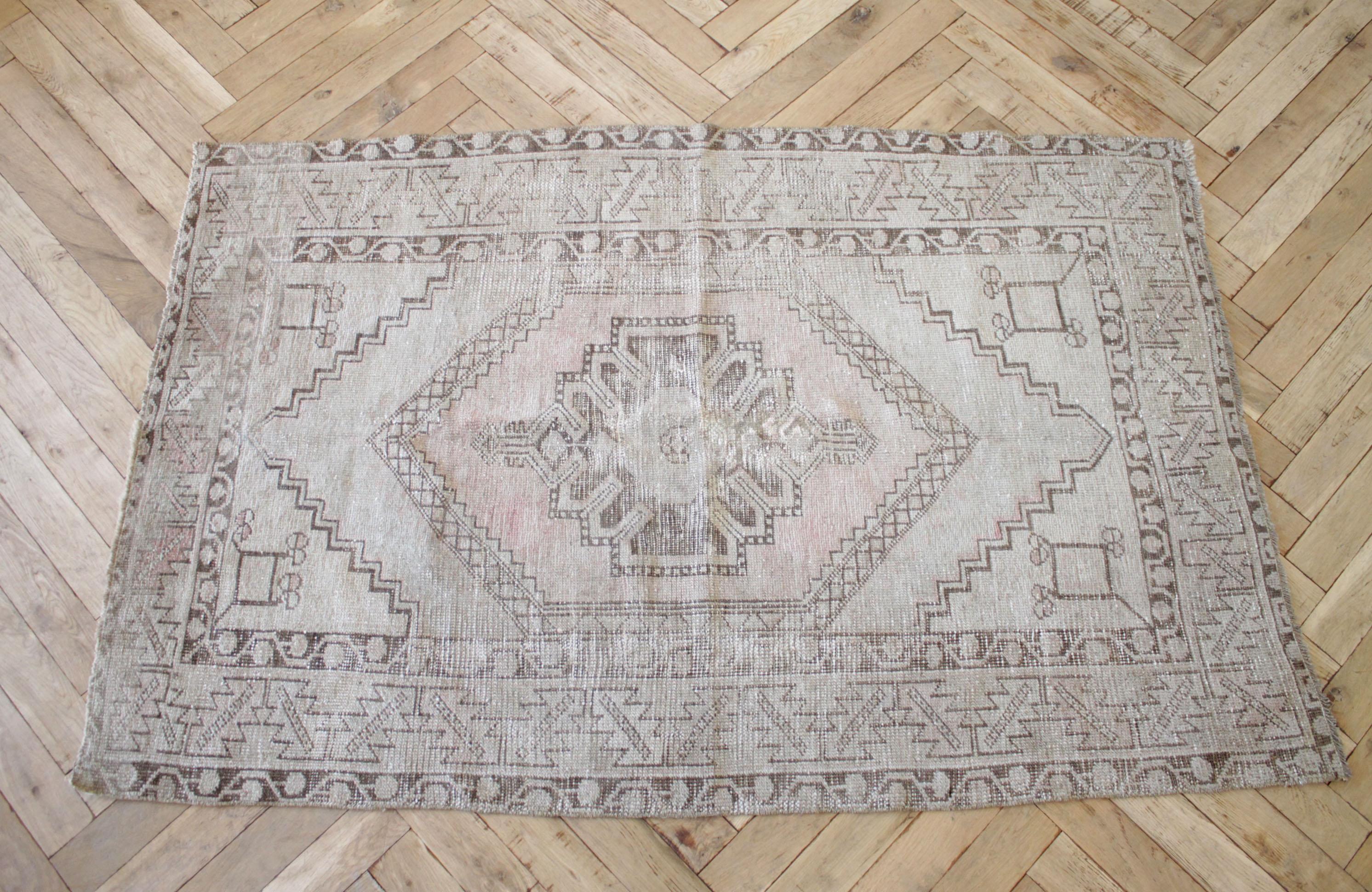 Vintage Turkish accent rug.
Measures: 66