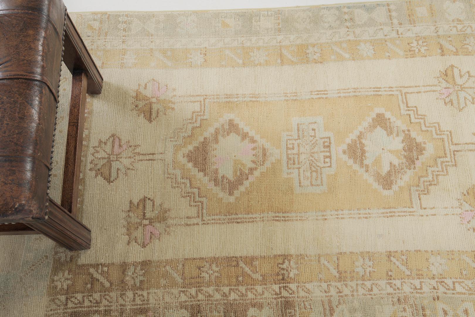 Vintage Turkish Anatolian Anadol by Mehraban Rugs In Good Condition For Sale In WEST HOLLYWOOD, CA