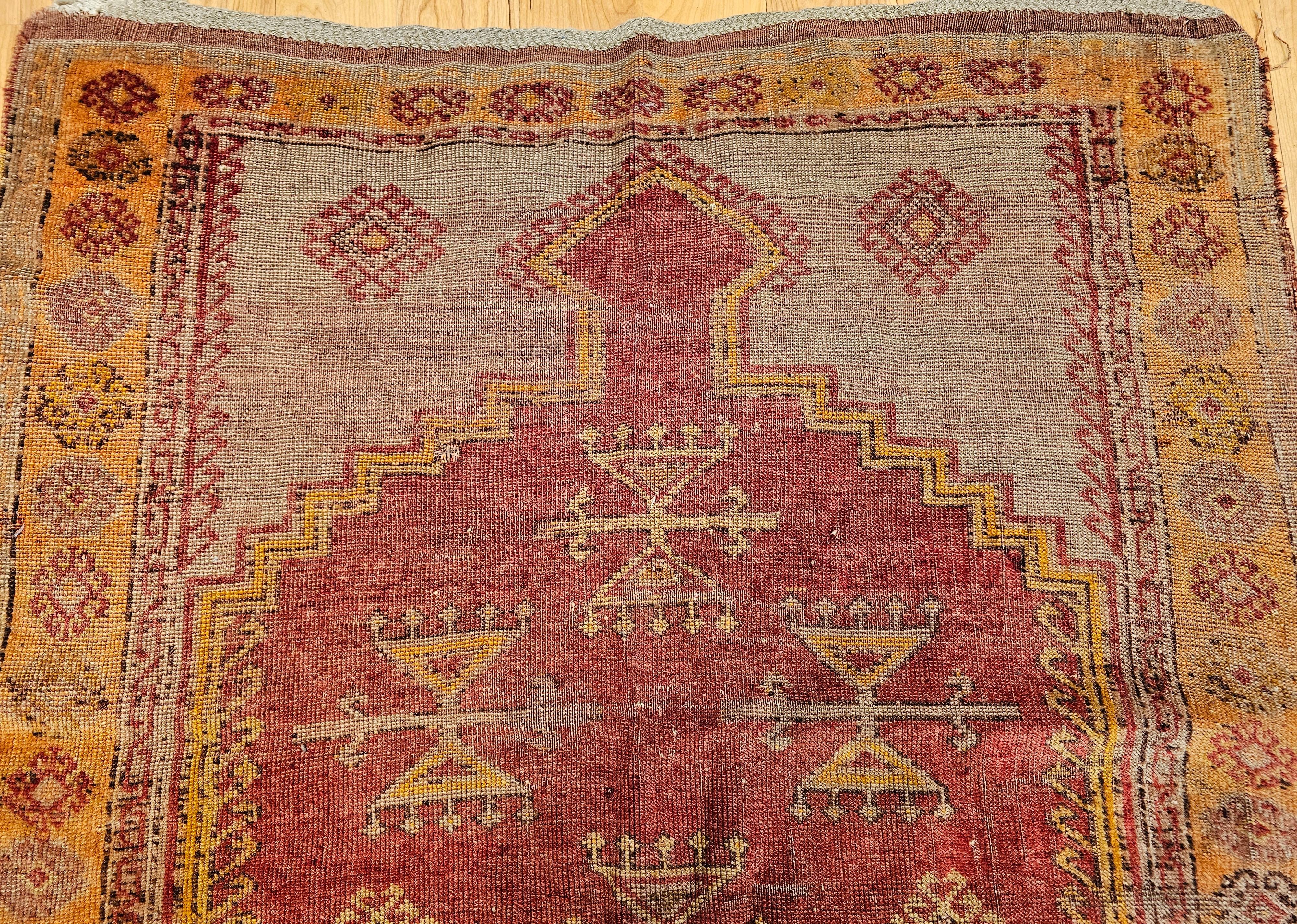 Vintage türkischen anatolischen Bereich Teppich im Gebet Muster in Rot, Gelb, Terrakotta (Türkisch) im Angebot