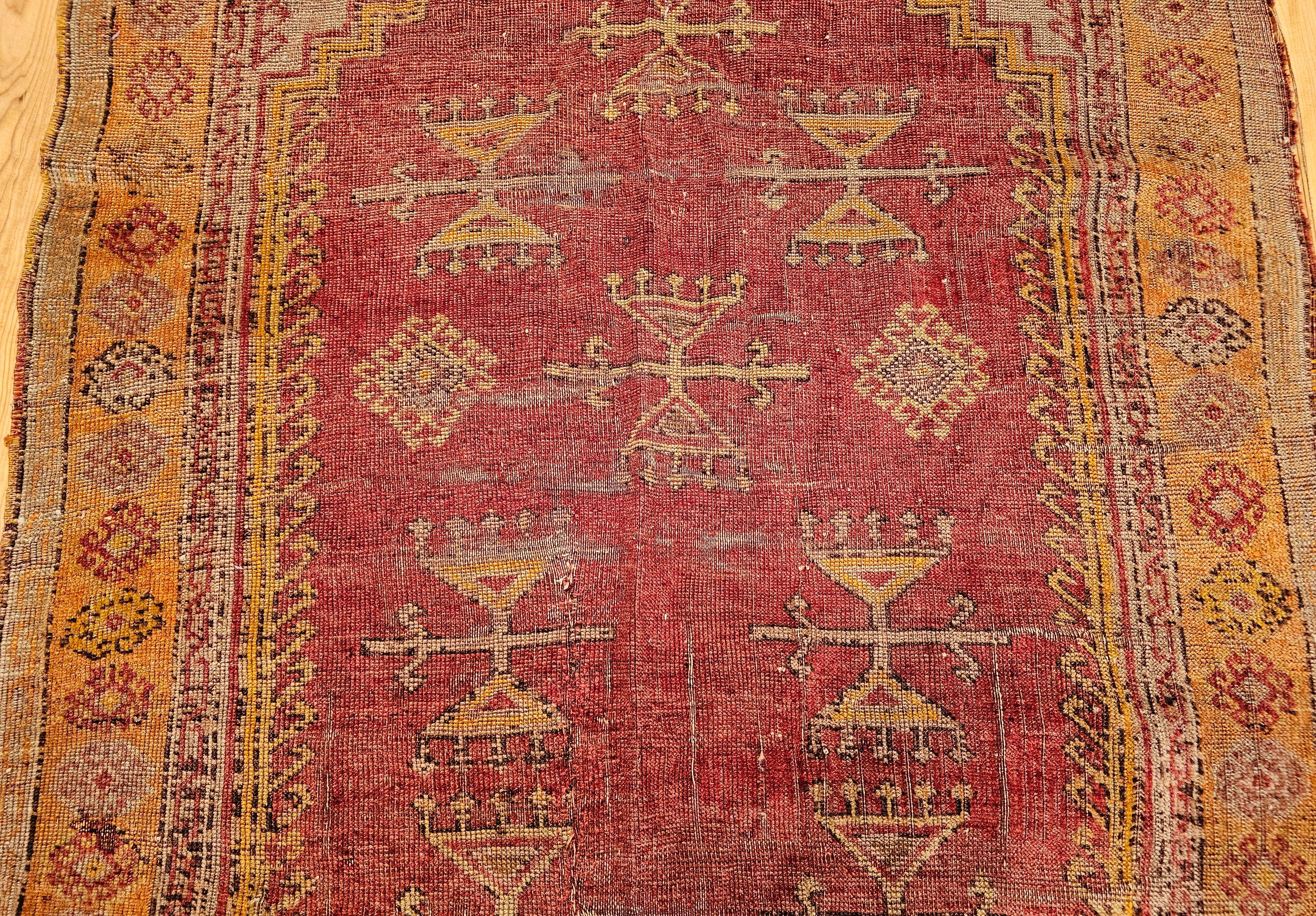 Vintage türkischen anatolischen Bereich Teppich im Gebet Muster in Rot, Gelb, Terrakotta (Handgewebt) im Angebot