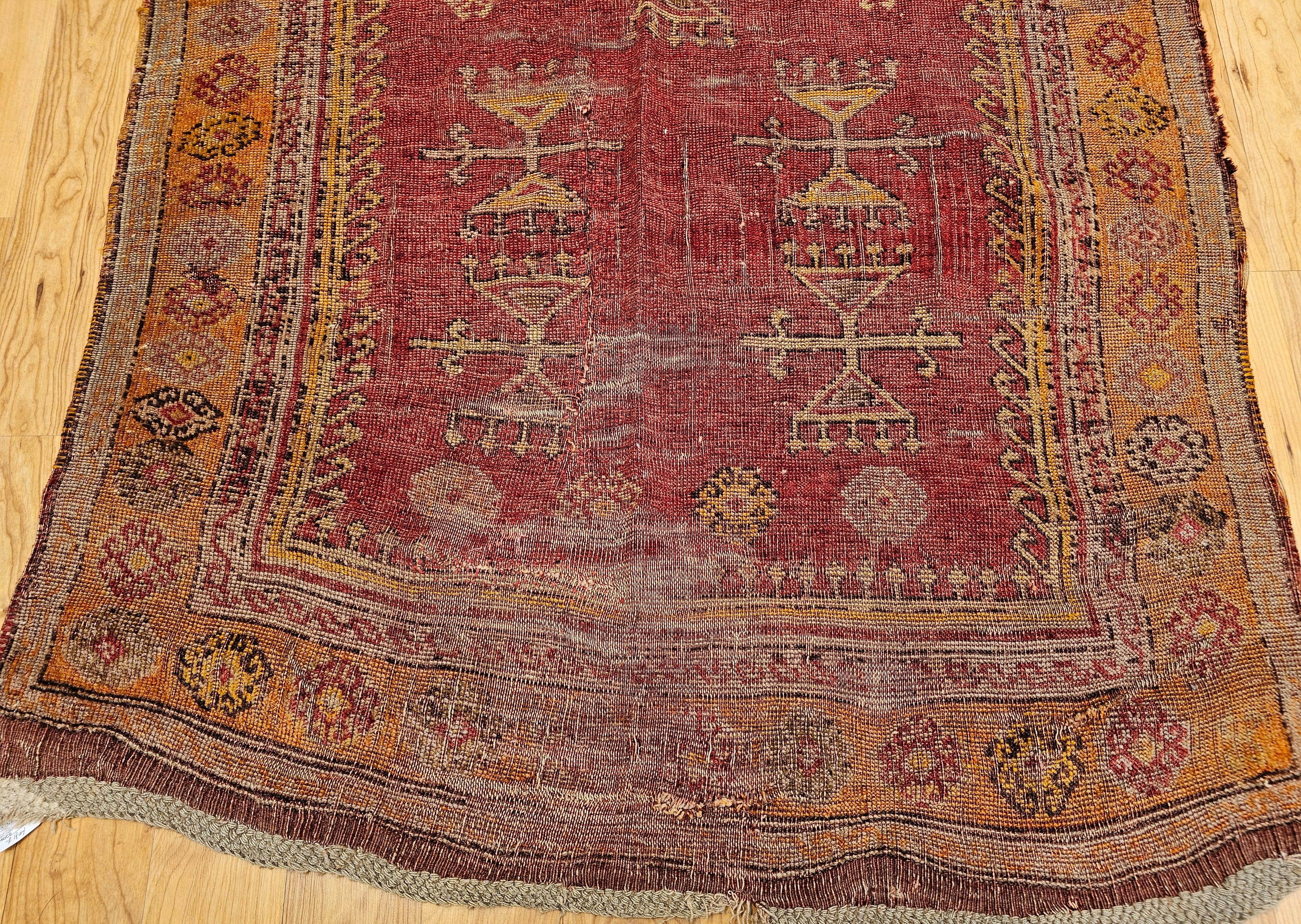 Vintage türkischen anatolischen Bereich Teppich im Gebet Muster in Rot, Gelb, Terrakotta im Zustand „Gut“ im Angebot in Barrington, IL