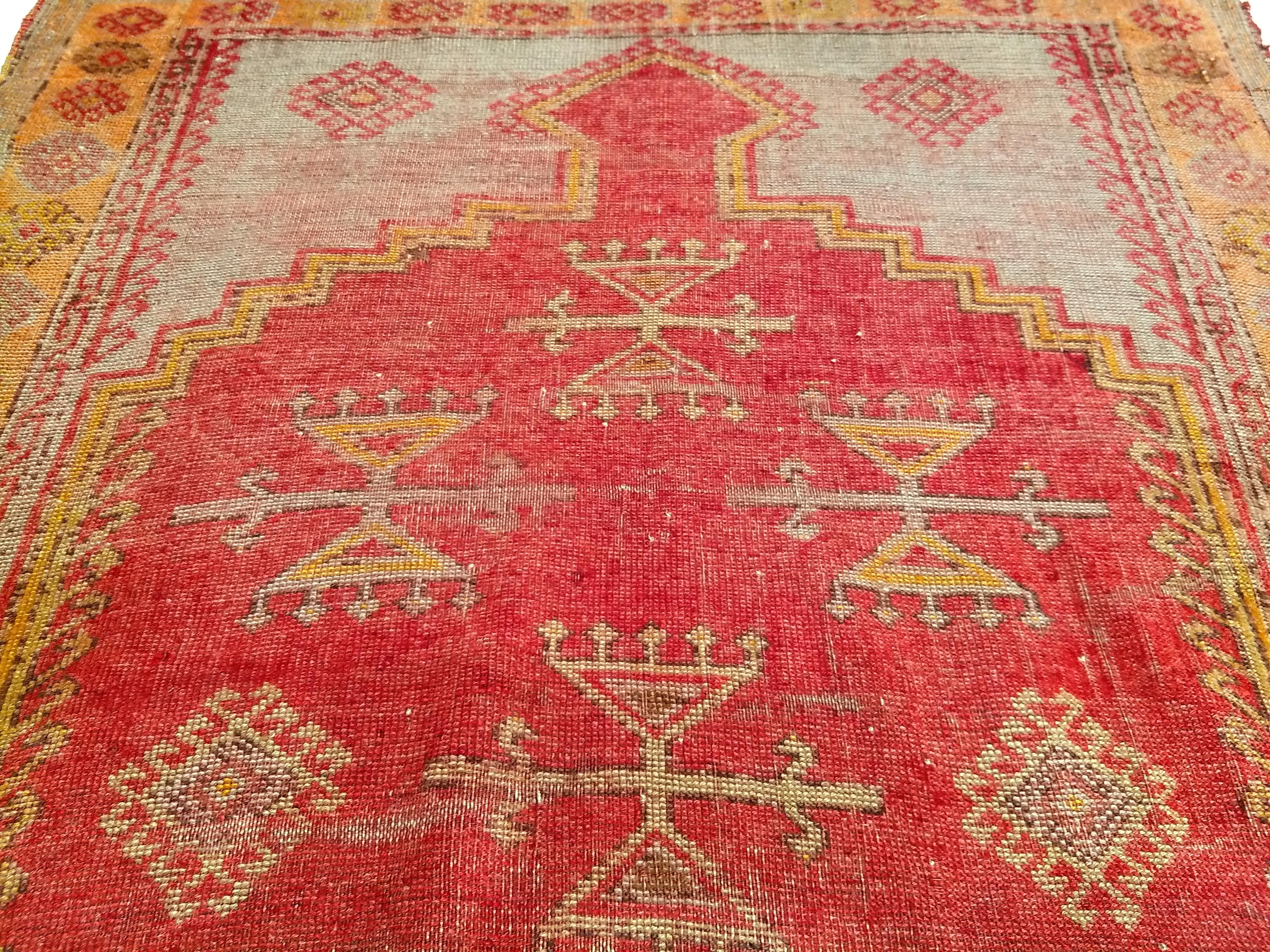 Vintage türkischen anatolischen Bereich Teppich im Gebet Muster in Rot, Gelb, Terrakotta (20. Jahrhundert) im Angebot