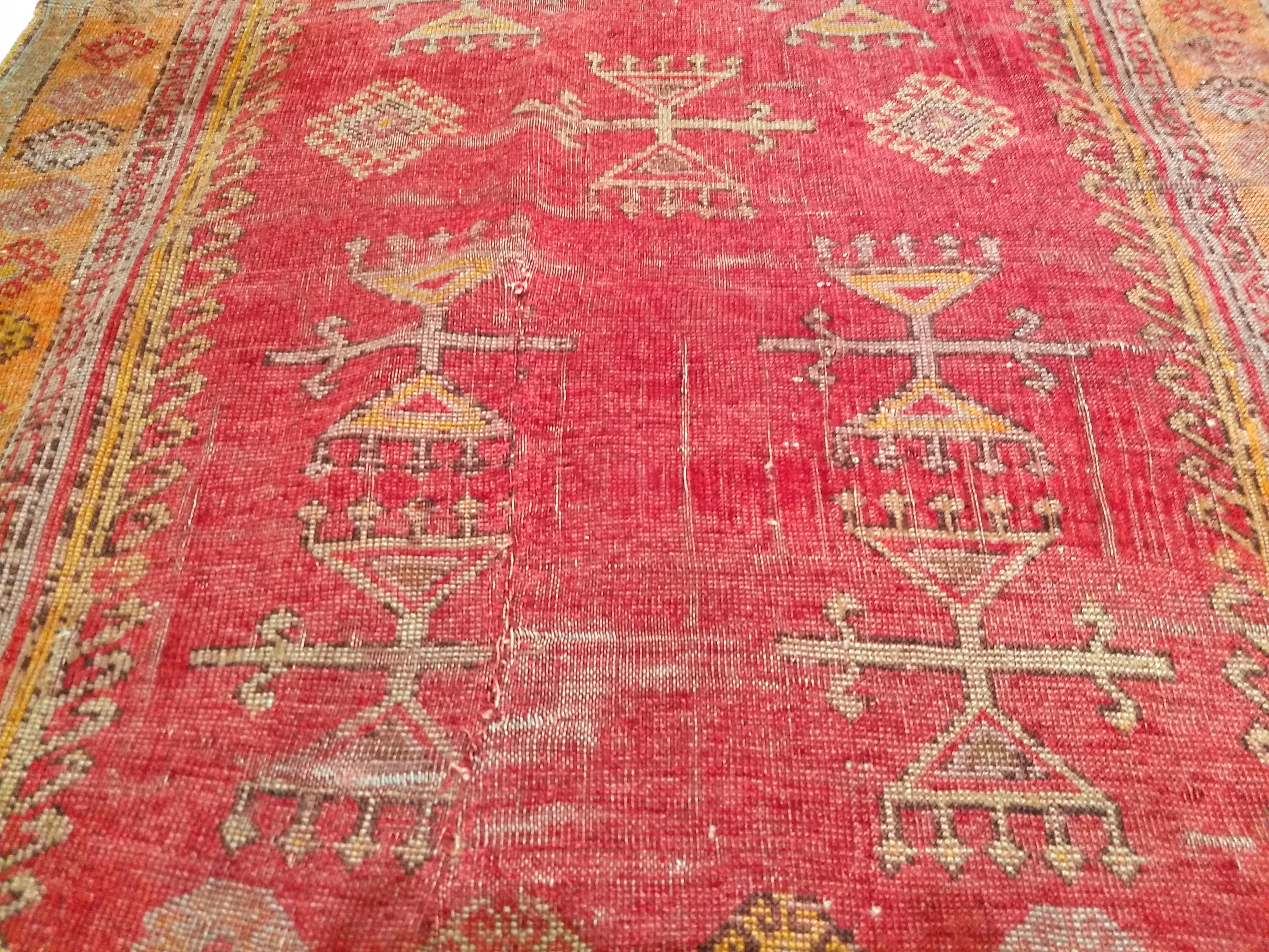 Vintage türkischen anatolischen Bereich Teppich im Gebet Muster in Rot, Gelb, Terrakotta (Wolle) im Angebot