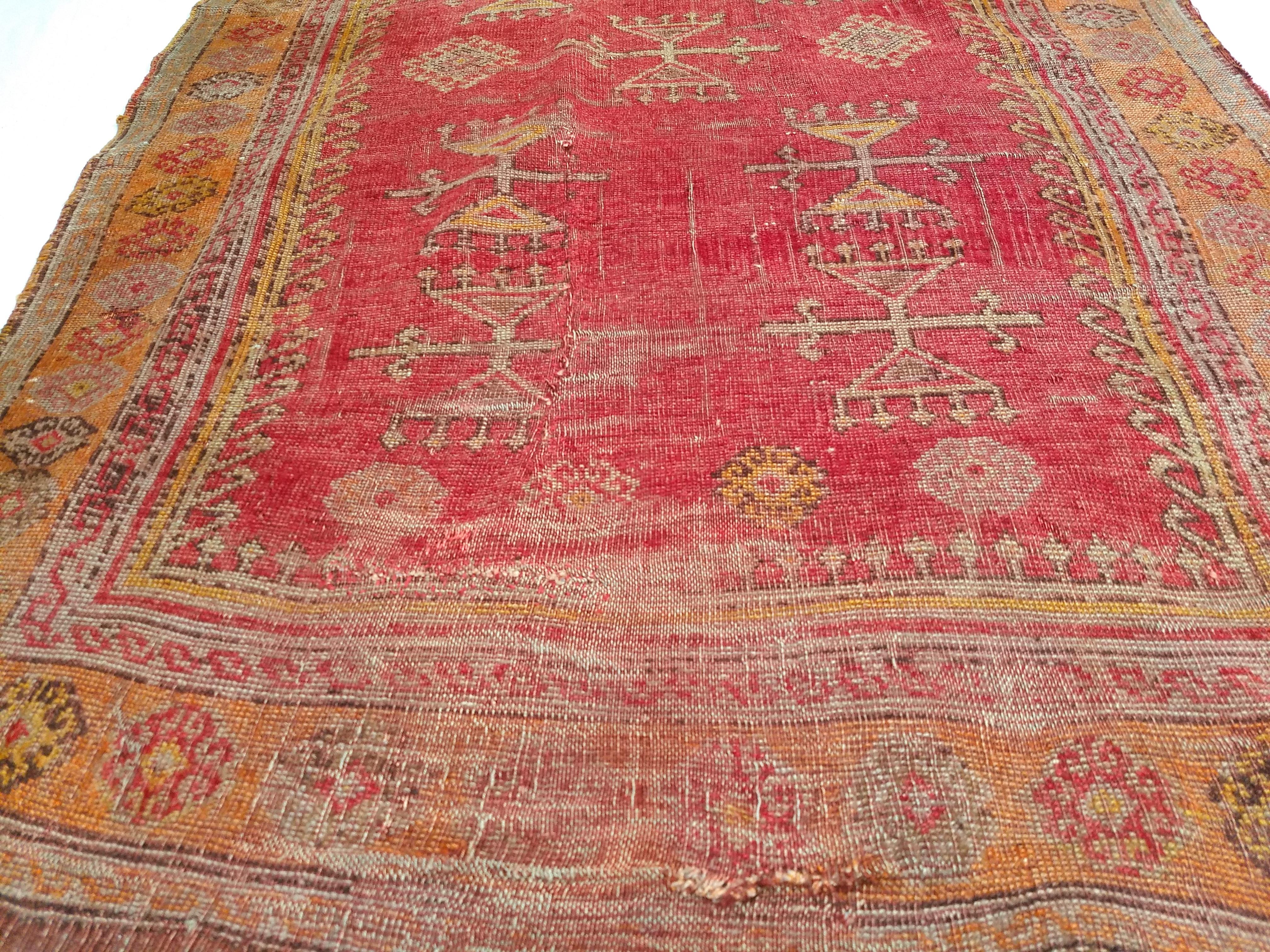 Vintage türkischen anatolischen Bereich Teppich im Gebet Muster in Rot, Gelb, Terrakotta im Angebot 1