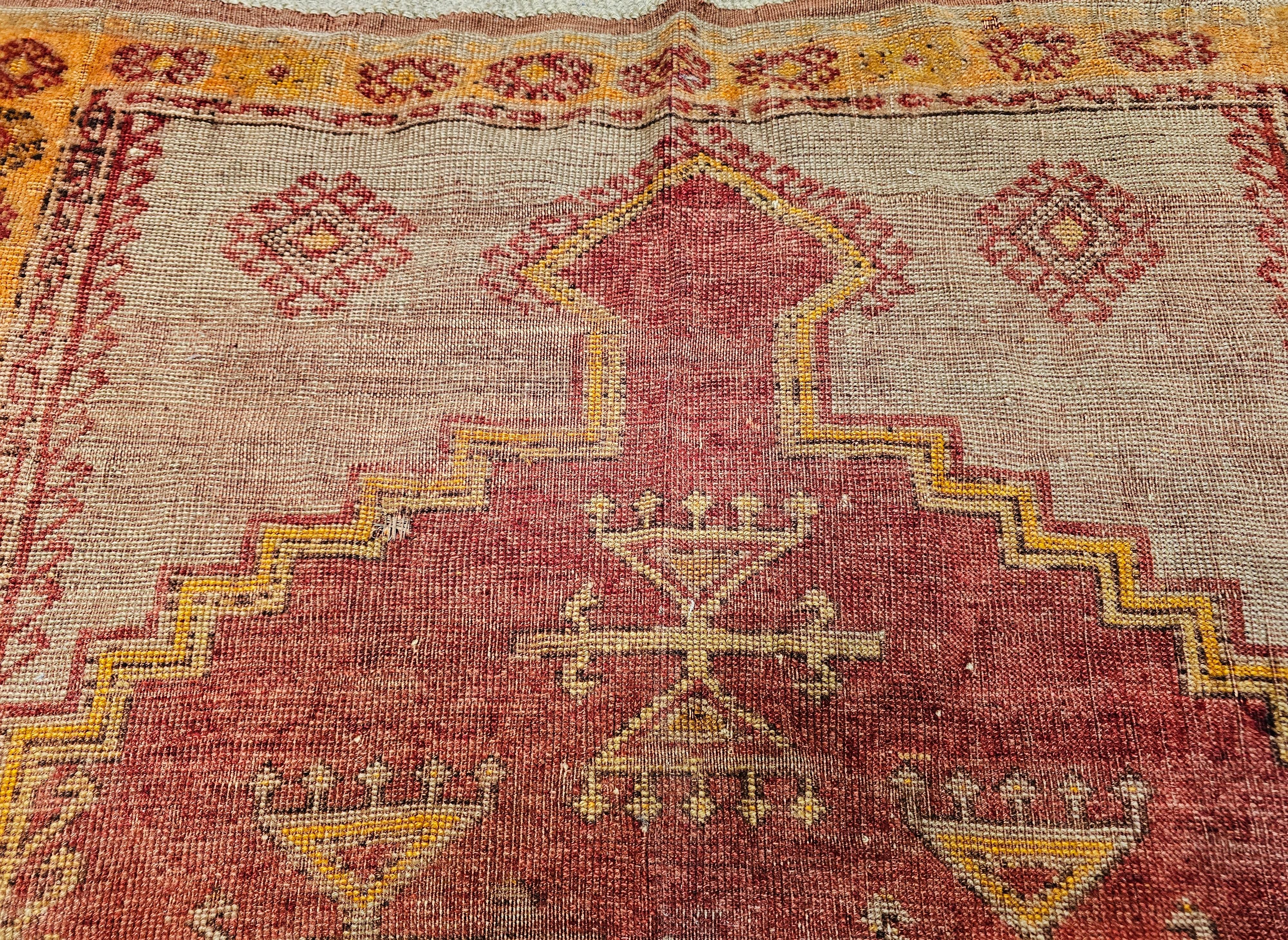 Vintage türkischen anatolischen Bereich Teppich im Gebet Muster in Rot, Gelb, Terrakotta im Angebot 2