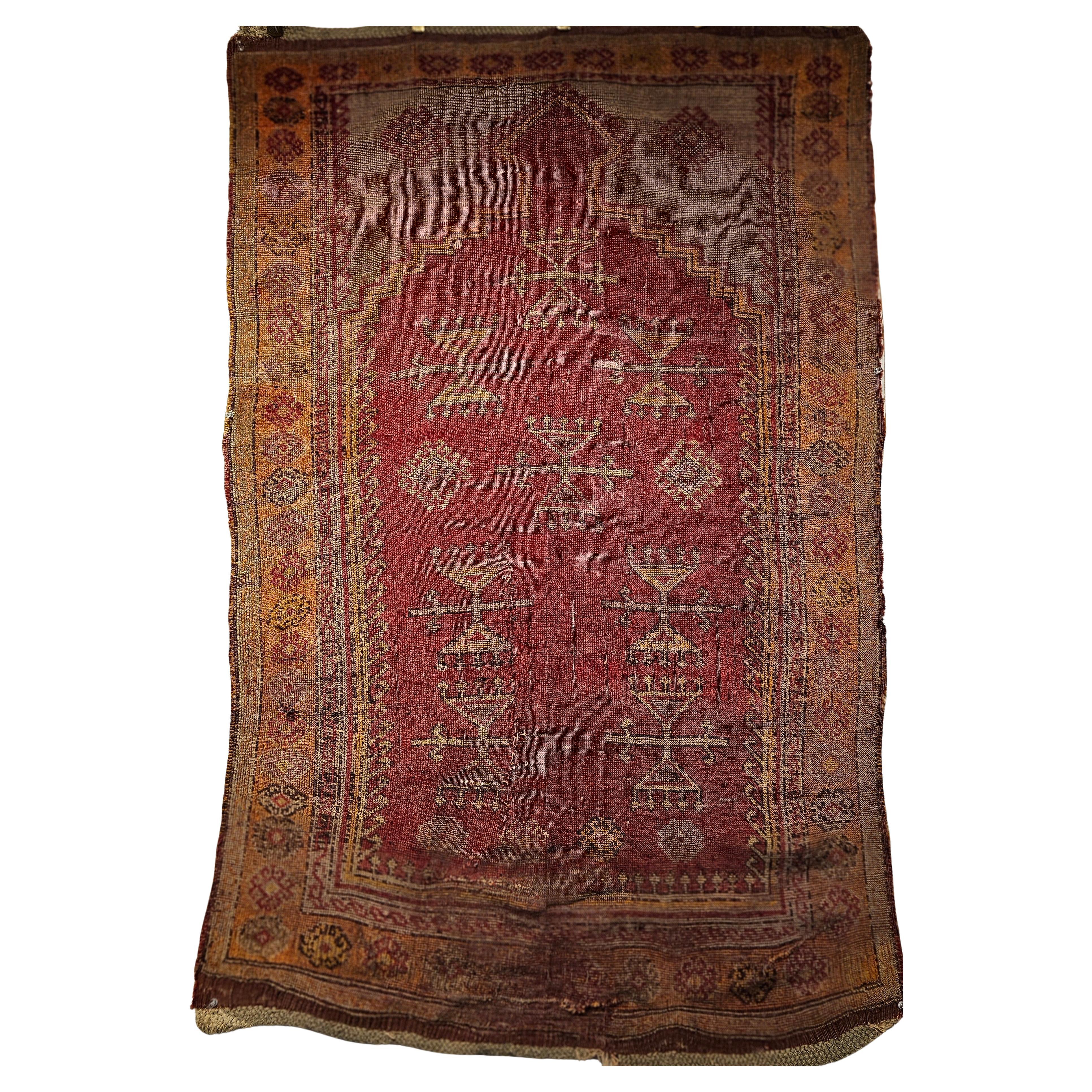 Vintage türkischen anatolischen Bereich Teppich im Gebet Muster in Rot, Gelb, Terrakotta