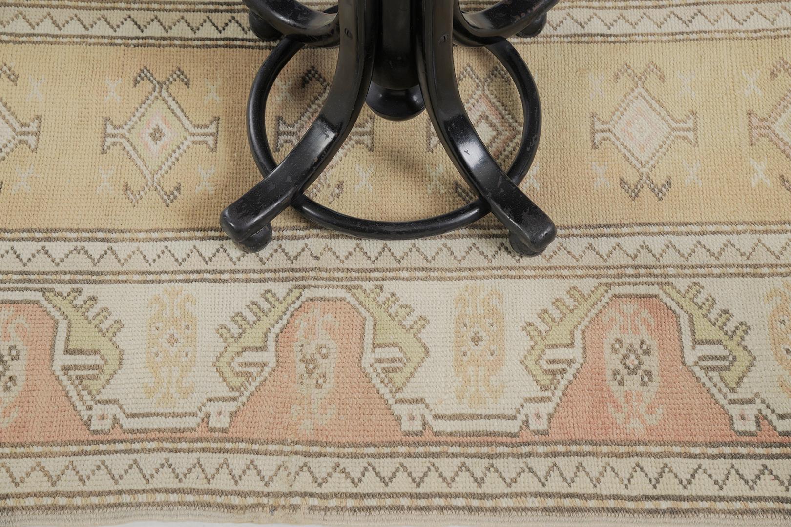 Ein atemberaubender anatolischer türkischer Teppich aus gewebter Wolle, der mit wellenförmigen Motiven und einer bezaubernden Geschichte versehen ist. Die symbolischen Motive im Kern schaffen ein einfaches, aber interessantes Design für eine