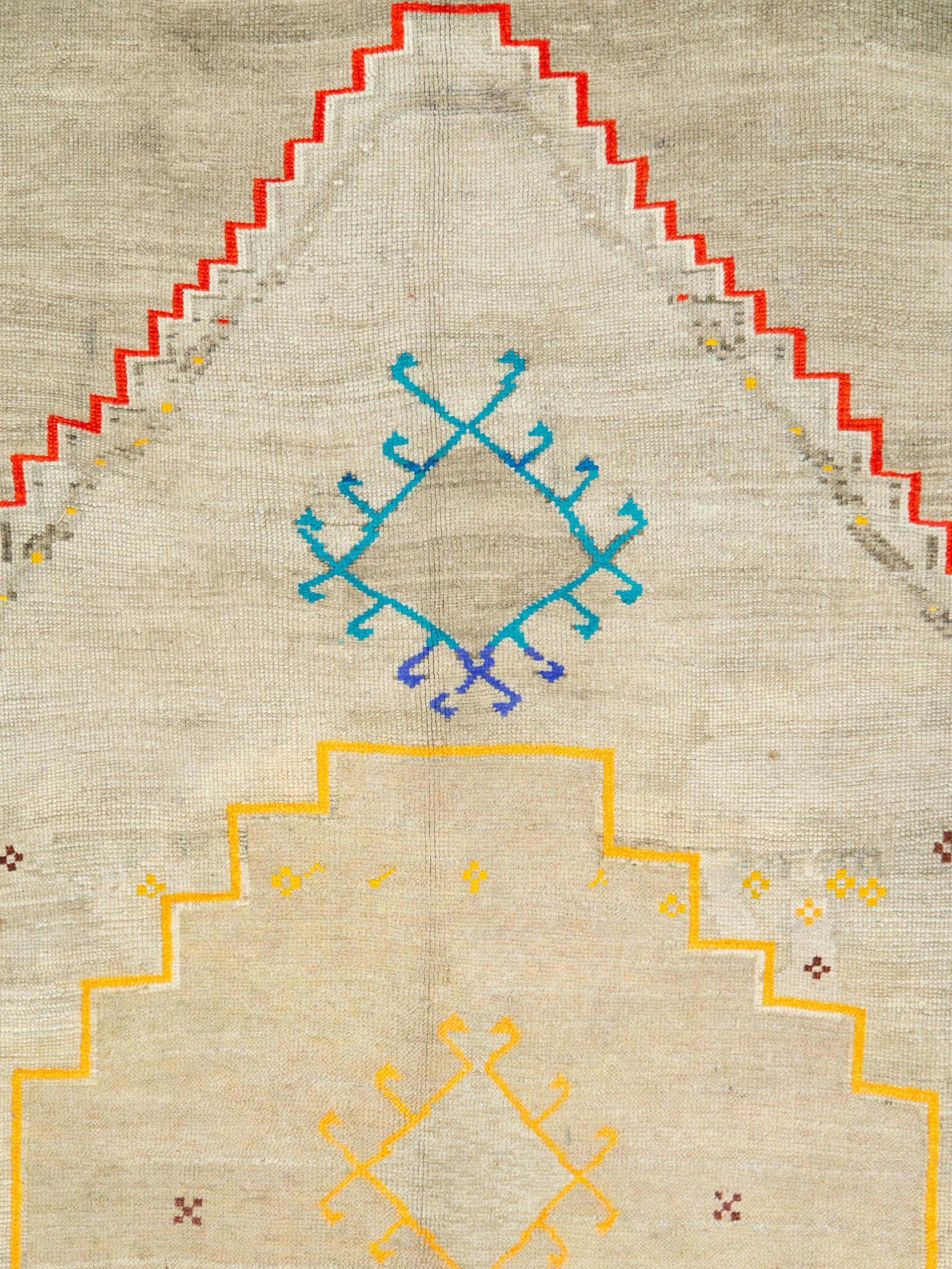 Un tapis turc anatolien vintage du milieu du 20e siècle avec des reflets en coton.