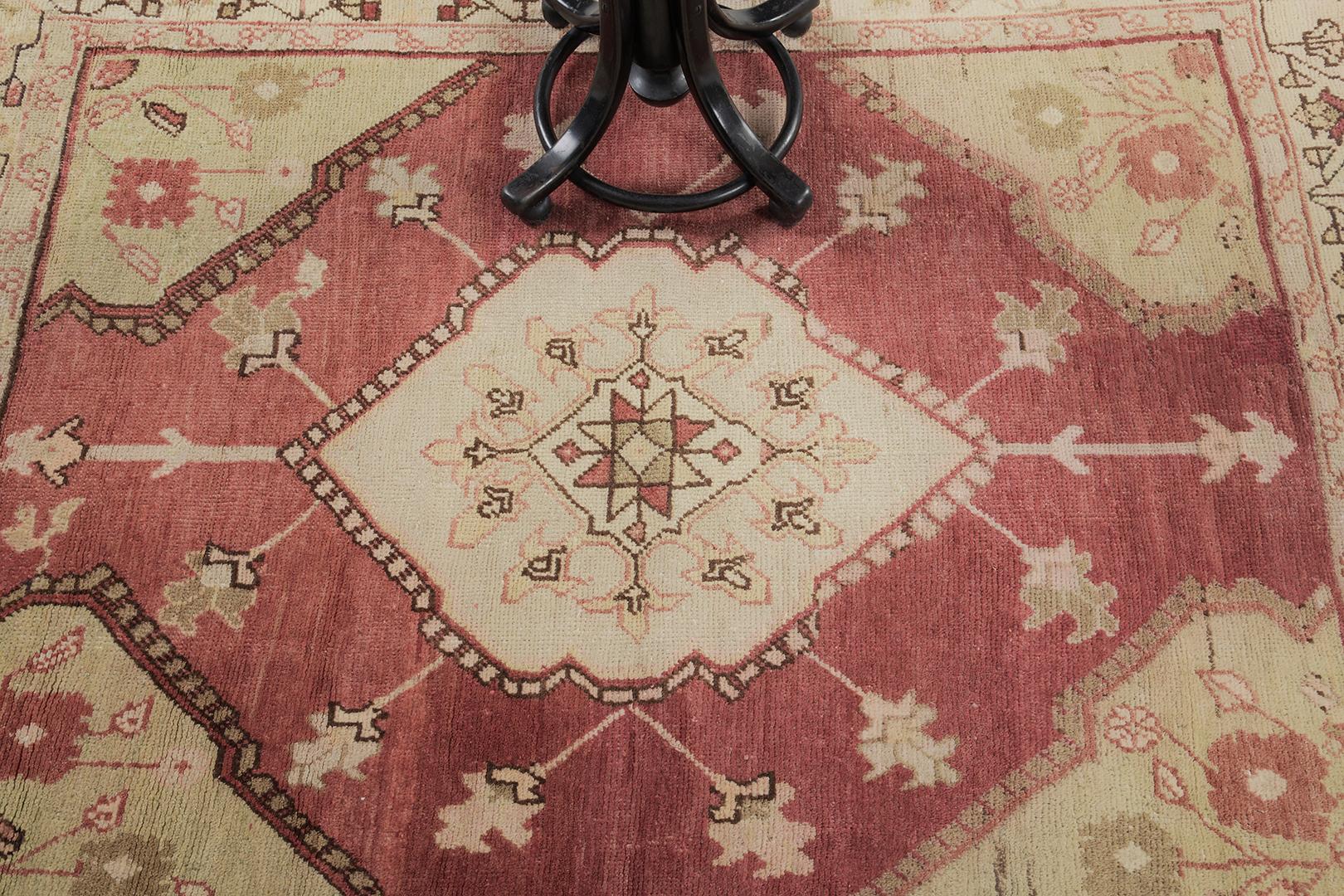 Dieser kultivierte türkisch-anatolische Dazgir-Teppich zeigt die eleganten Motive und Symbole des neutral getönten Design-Meisterwerks in einem blühenden roten Feld. Die Paneelbordüren sind wunderschön aus Wolle geflochten und bilden wunderschöne
