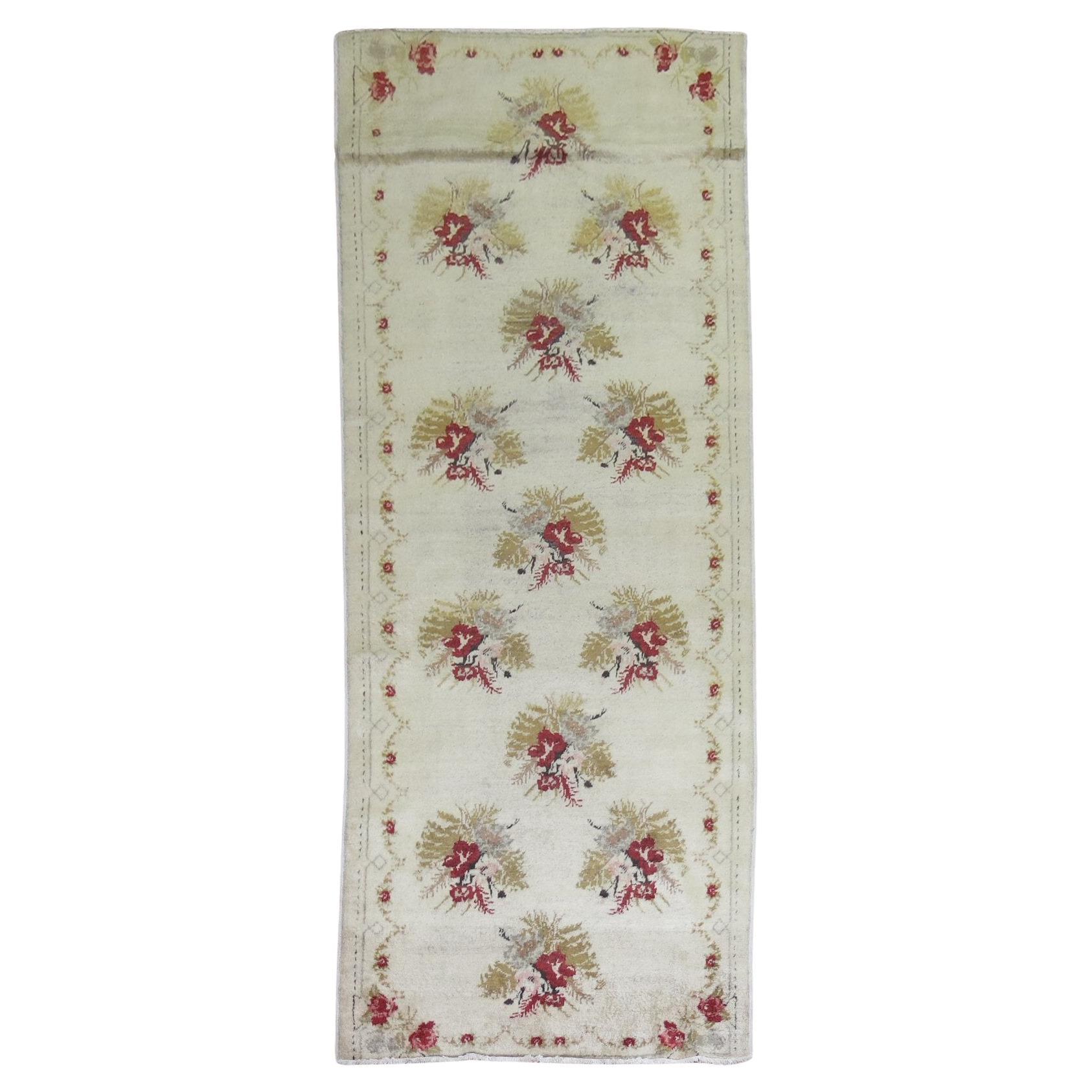 Zabihi Kollektion Vintage Türkischer Anatolischer Vintage-Läufer mit Blumenmuster 