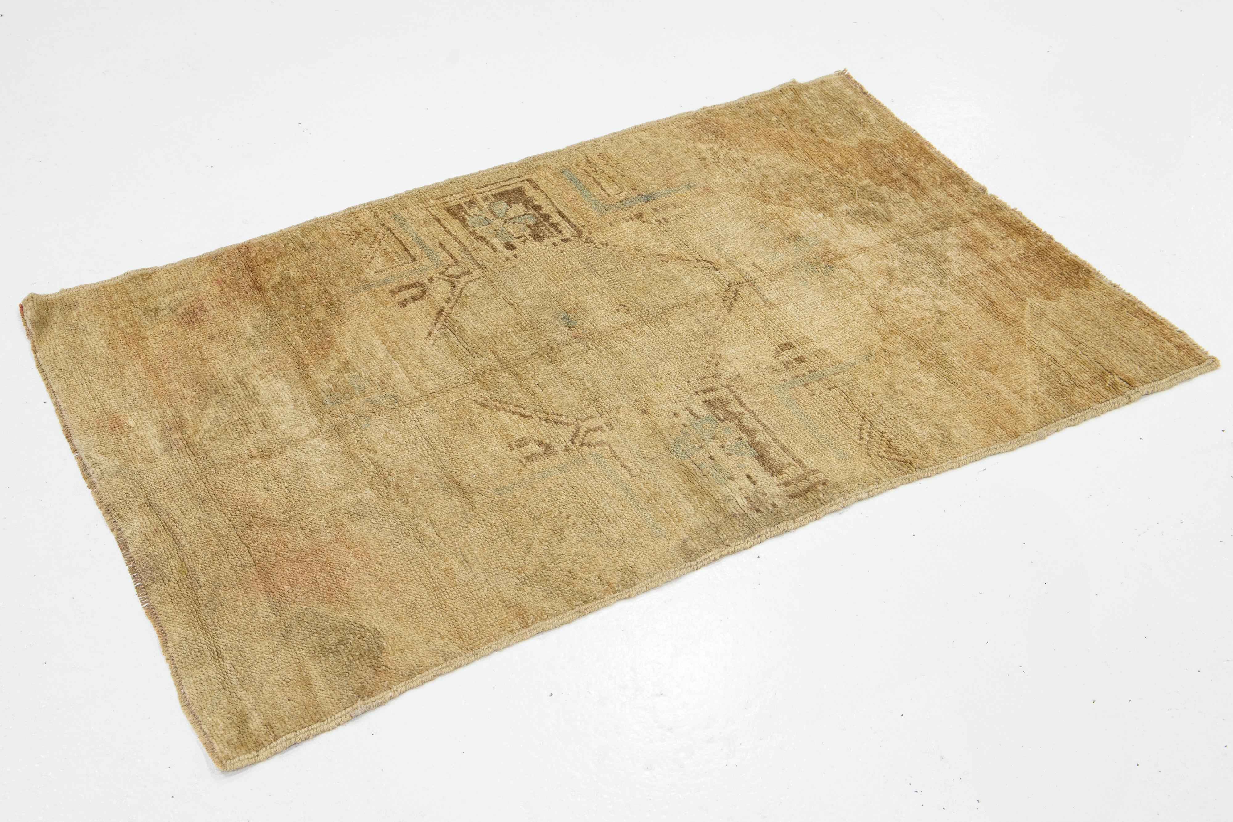 Türkischer Anatolischer handgefertigter brauner Wollteppich im Vintage-Stil mit geometrischem Muster (Moderne der Mitte des Jahrhunderts) im Angebot