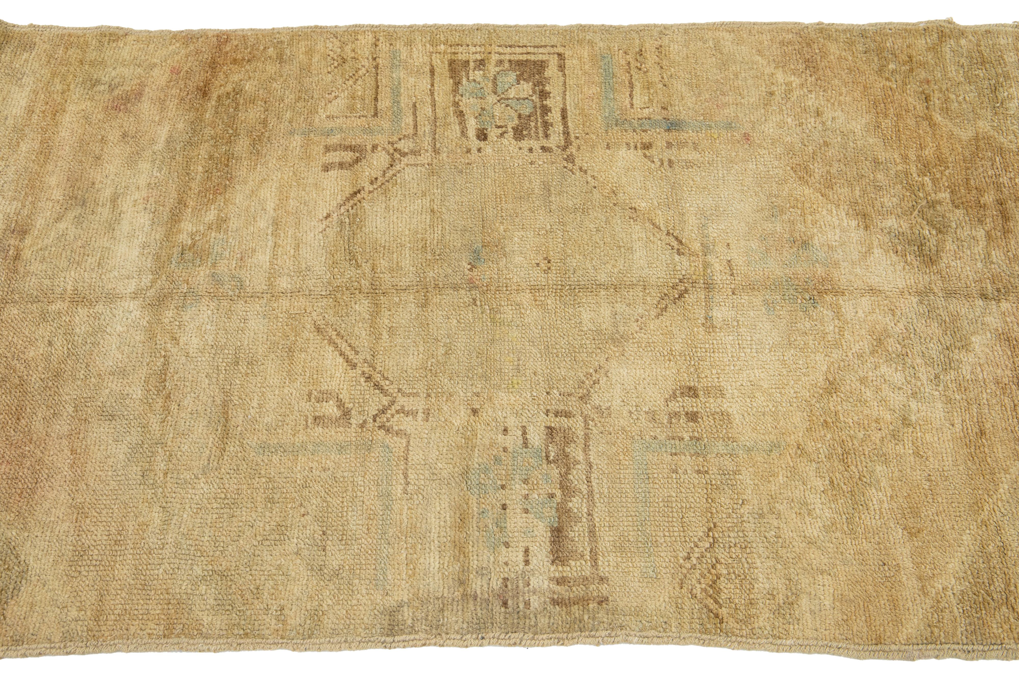 Türkischer Anatolischer handgefertigter brauner Wollteppich im Vintage-Stil mit geometrischem Muster (20. Jahrhundert) im Angebot