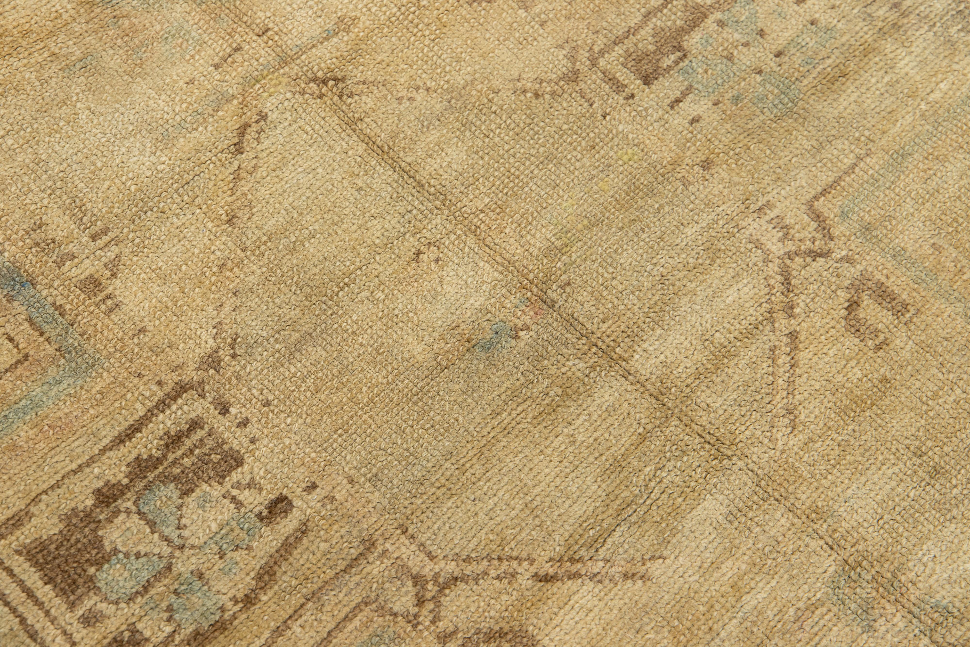 Türkischer Anatolischer handgefertigter brauner Wollteppich im Vintage-Stil mit geometrischem Muster im Angebot 1