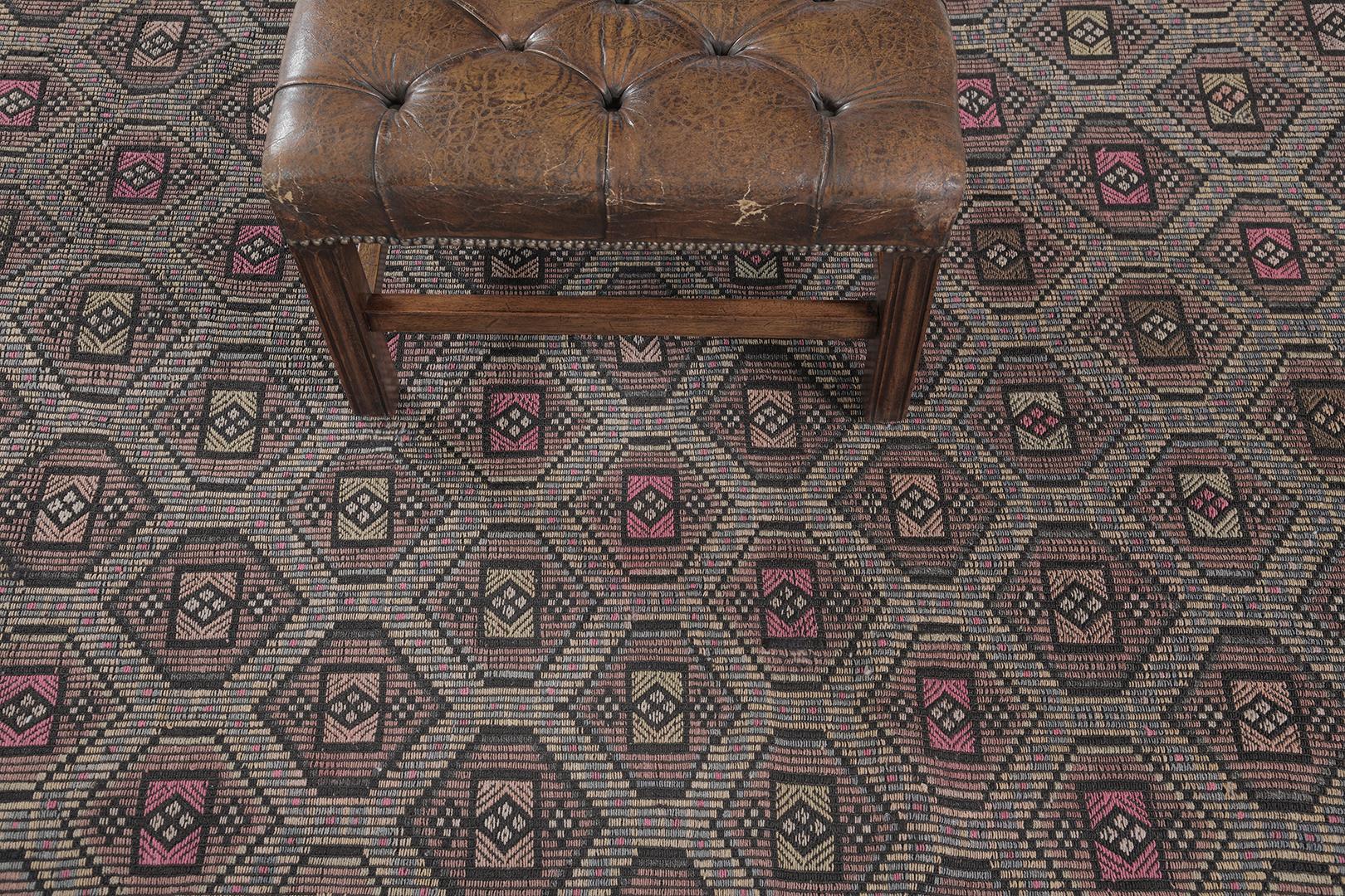 
Ein majestätischer türkischer Jejim-Kilim-Teppich im Vintage-Stil aus Anatolien mit einem fesselnden und zeitlosen Muster. Dieser stilvolle Teppich, der sich durch das Zusammenspiel von lebendigen Tönen in Nelkenrosa, Kaffee und prächtigen