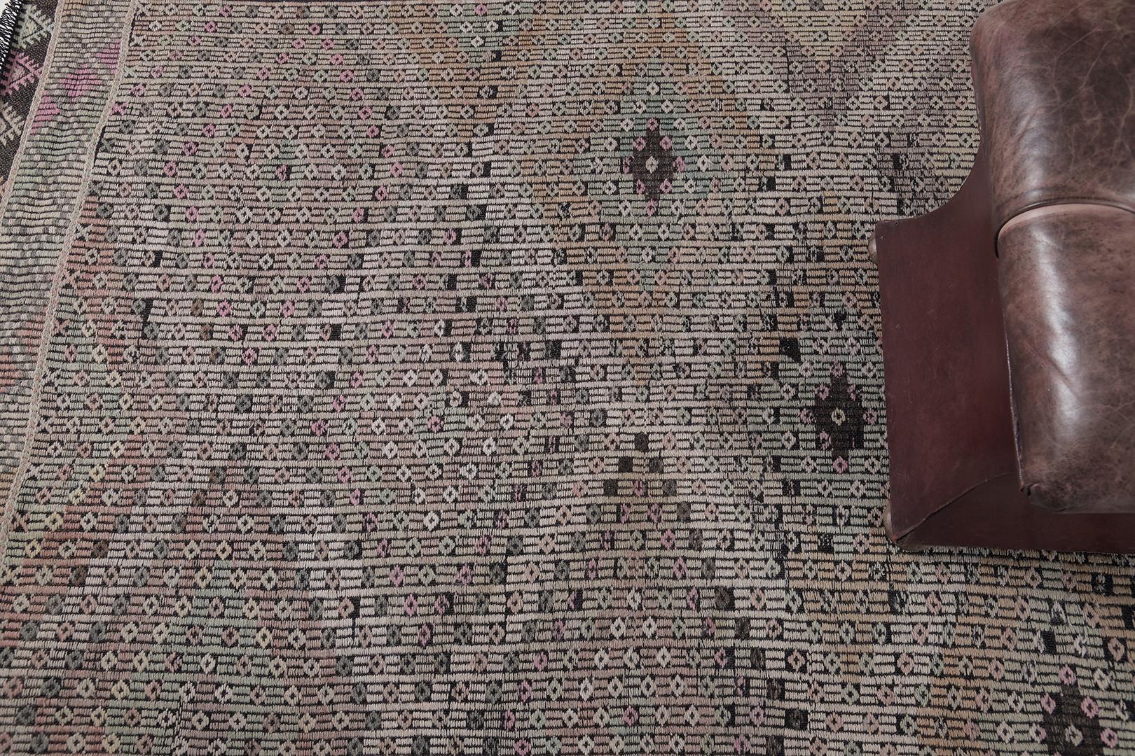 Dieser türkische Jejim-Kilim-Teppich im Vintage-Stil aus Anatolien zeichnet sich durch eine atemberaubende Gesamtkomposition aus, die Rautenstapel mit Farbverlaufseffekt bildet. Verschiedene Muster fügen sich zu einem tadellosen Meisterwerk