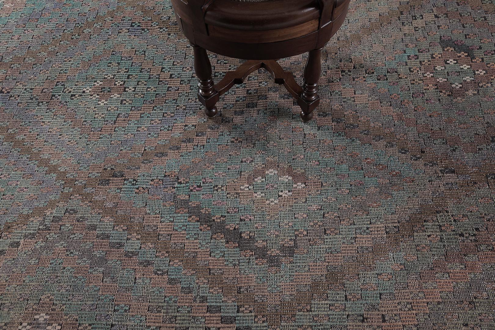 
Avec son motif architectural vibrant et son attrait remarquable, cet impressionnant tapis vintage turc anatolien Jejim Kilim peut servir de pièce maîtresse exquise à une large gamme d'intérieurs. Il présente des éléments géométriques texturés