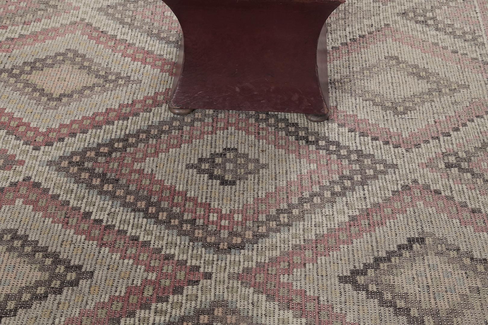 Un tapis vintage turc anatolien Jejim Kilim à couper le souffle, avec un charmant effet graphique de losanges empilés dans une palette de couleurs pastel qui donne un sens artistique attrayant. Le treillis en forme de losange apporte une singularité