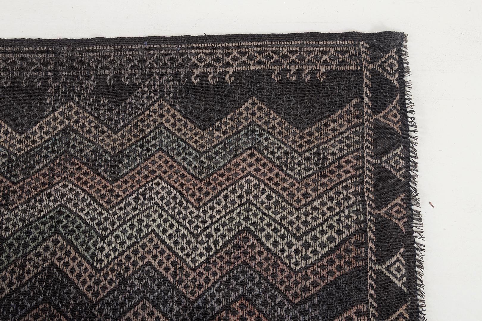 Dieser türkische Jejim-Kilim-Teppich im Vintage-Stil mit seinem verführerischen Kunsteffekt verleiht dem Raum eine warme und unverwechselbare Textur und eine zarte grafische Ausstrahlung. Das strukturierte Feld ist mit einem All-Over-Zickzack-Muster