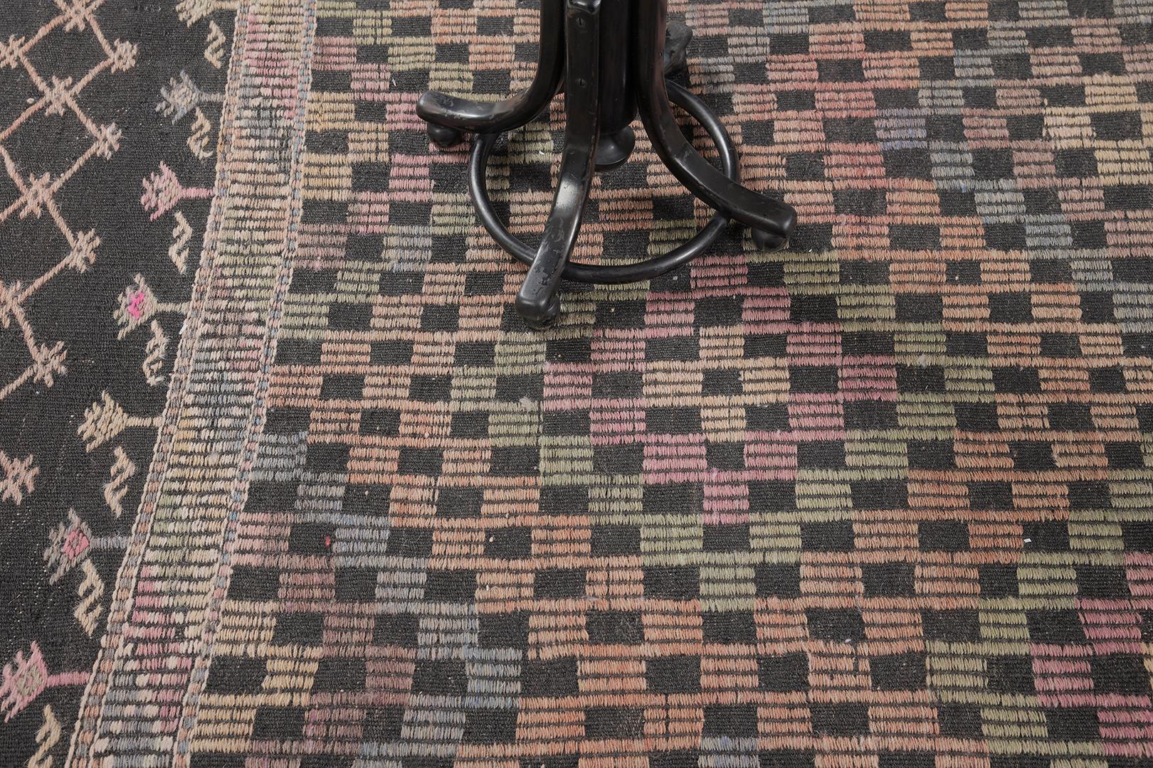 Ein fesselnder türkischer Jejim-Kilim-Teppich im Vintage-Stil aus Anatolien mit einem charmanten Illusionseffekt aus gestapelten Rauten in karierten Motiven, der ein interessantes und unwiderstehliches Gefühl vermittelt. Das Rautengitter und die