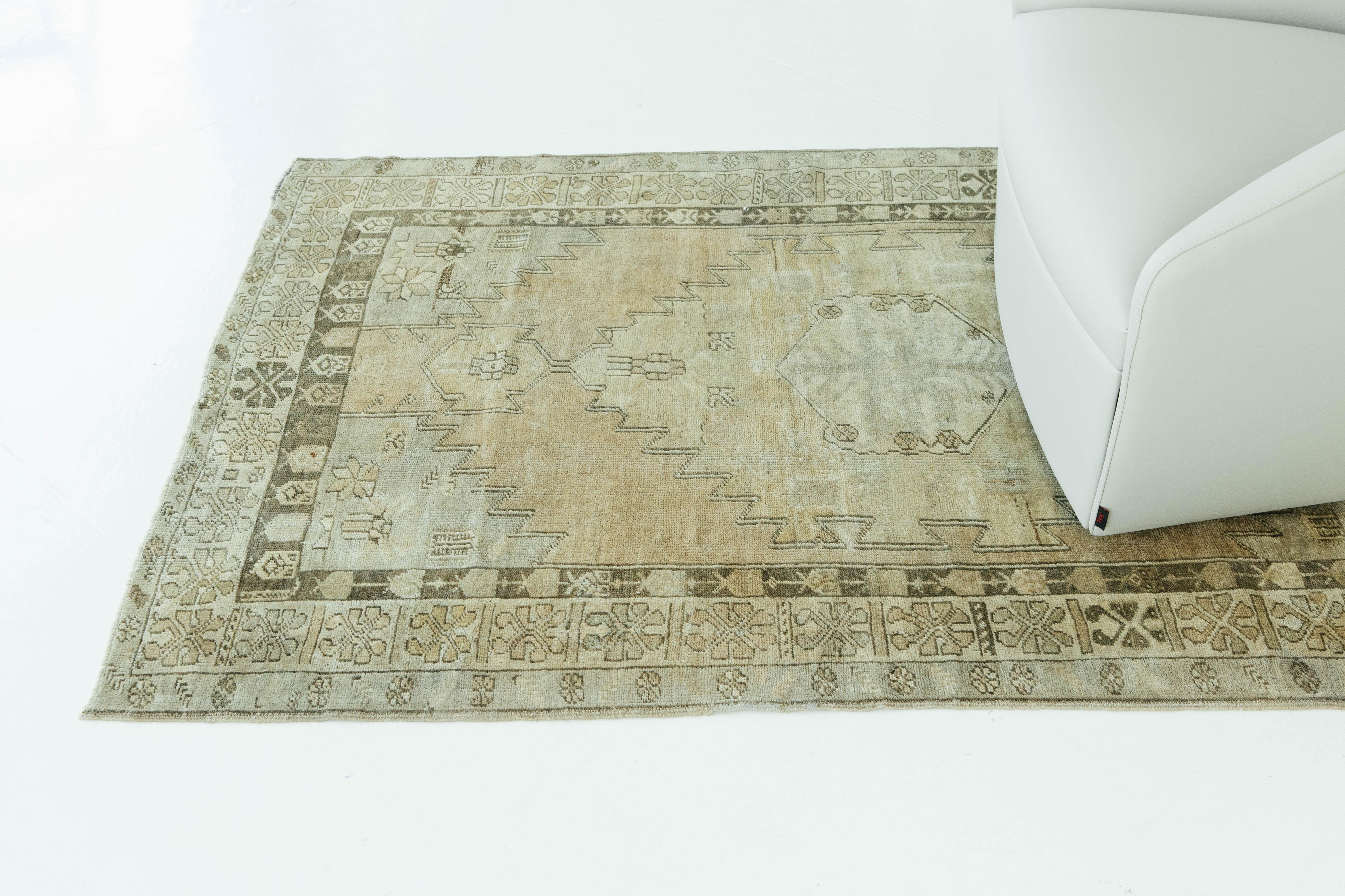 Türkischer Anatolischer Vintage-Teppich im Angebot 5
