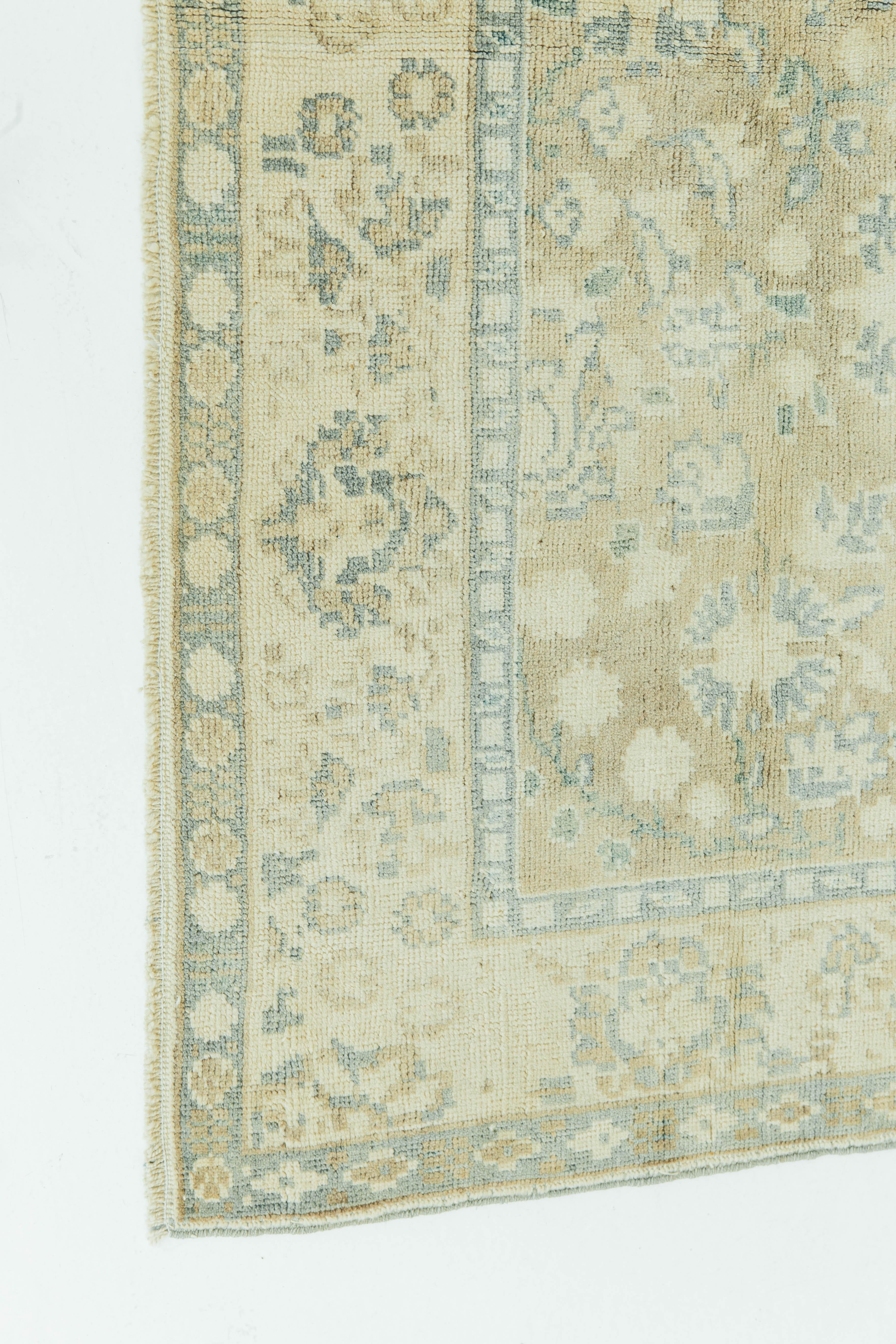 Les tapis anatoliens turcs vintage tissent ensemble des teintures et des couleurs, des motifs, des textures et des techniques qui sont populaires en Anatolie ou en Asie mineure. Cette pièce anatolienne utilise la symétrie et les détails floraux