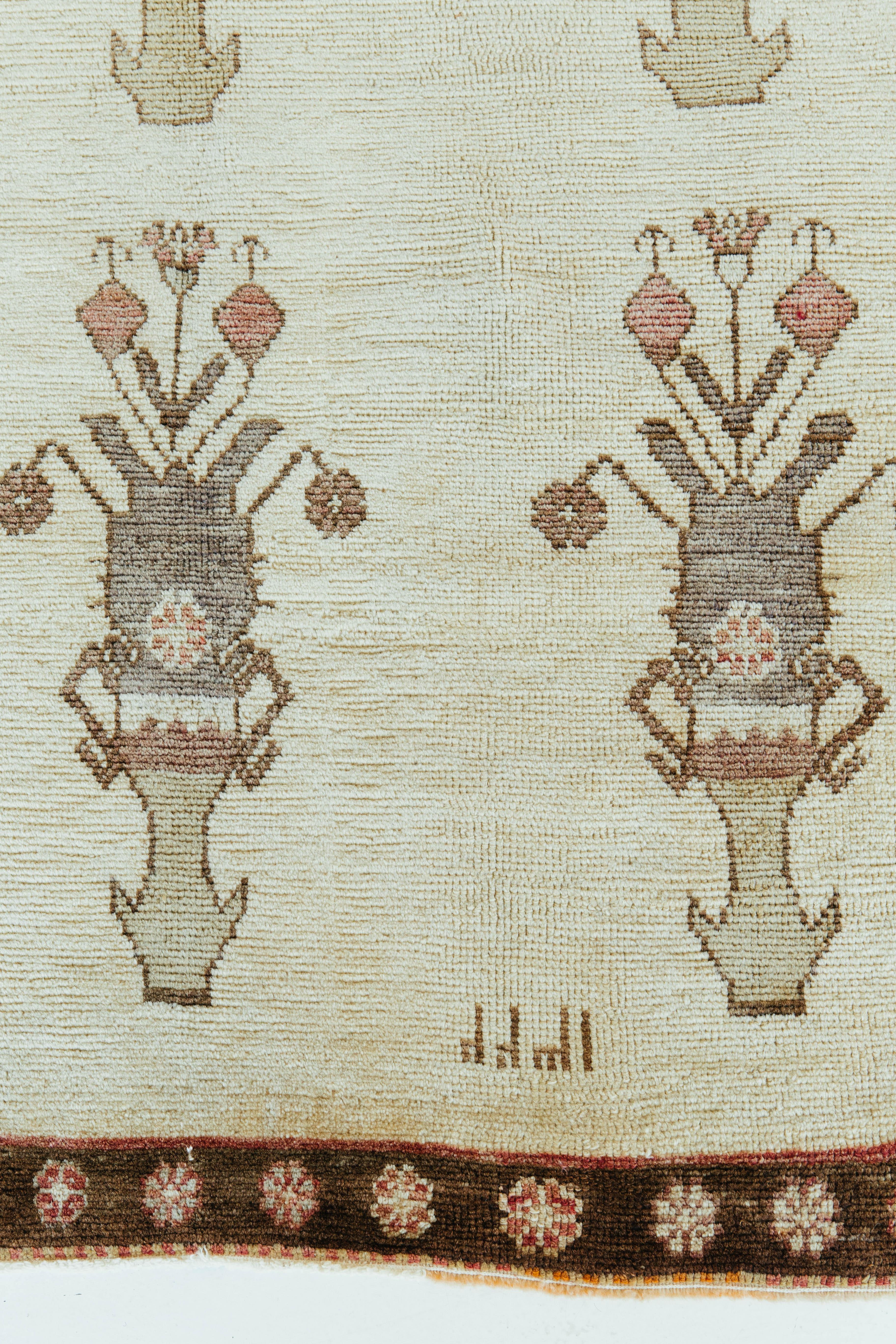 Ein charmanter türkisch-anatolischer Teppich. Dieses Vintage-Stück hat ein elfenbeinfarbenes Feld und Stammesmotive in farbenfrohen Blumenarrangements aus Keramik. Türkische Teppiche aus Anatolien im Vintage-Stil verweben Farbstoffe und Farben,