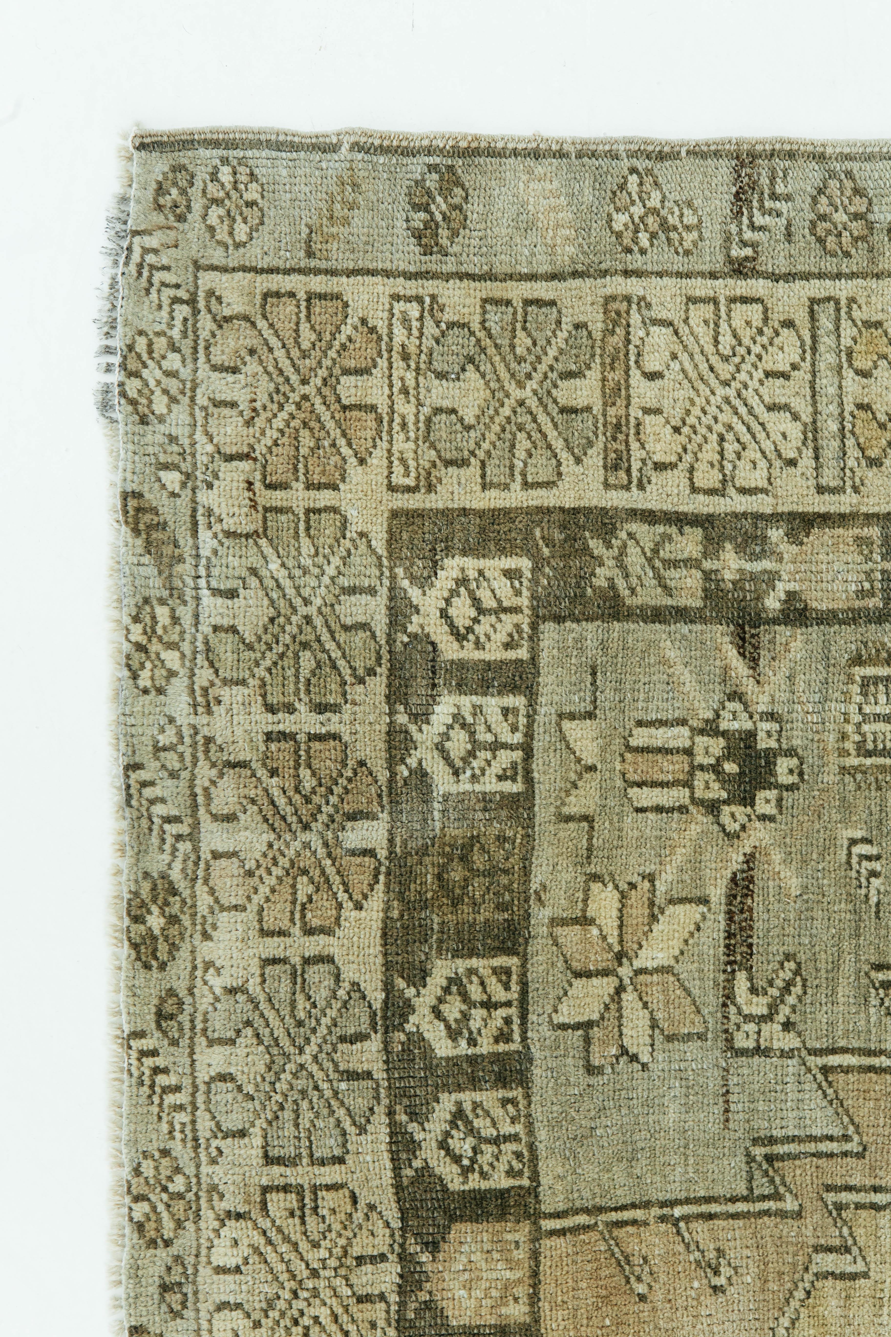 Dieser türkisch-anatolische Teppich im Vintage-Stil zeigt traditionelle anatolische Muster wie das zentrale Medaillon und die geometrischen und symmetrischen Muster von Stammesmotiven. Türkische Teppiche aus Anatolien im Vintage-Stil verweben