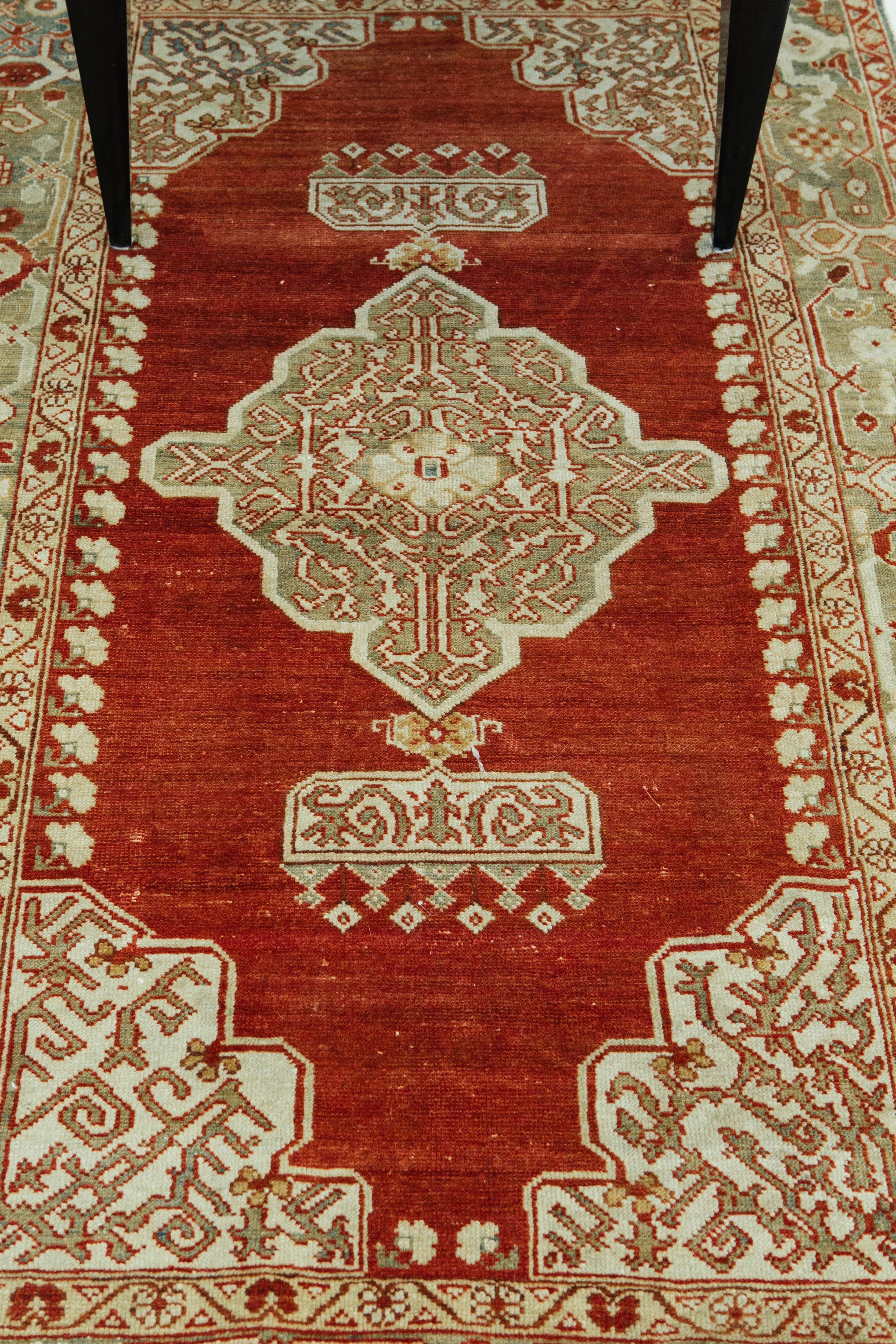 Ein kühner und luxuriöser türkischer Teppich aus Anatolien im Vintage-Stil. Dieses Stück hat ein schönes kirschrotes Feld mit goldenen Motiven, die die Aufmerksamkeit auf sich ziehen und bleibende Eindrücke hinterlassen. Es zeigt traditionelle