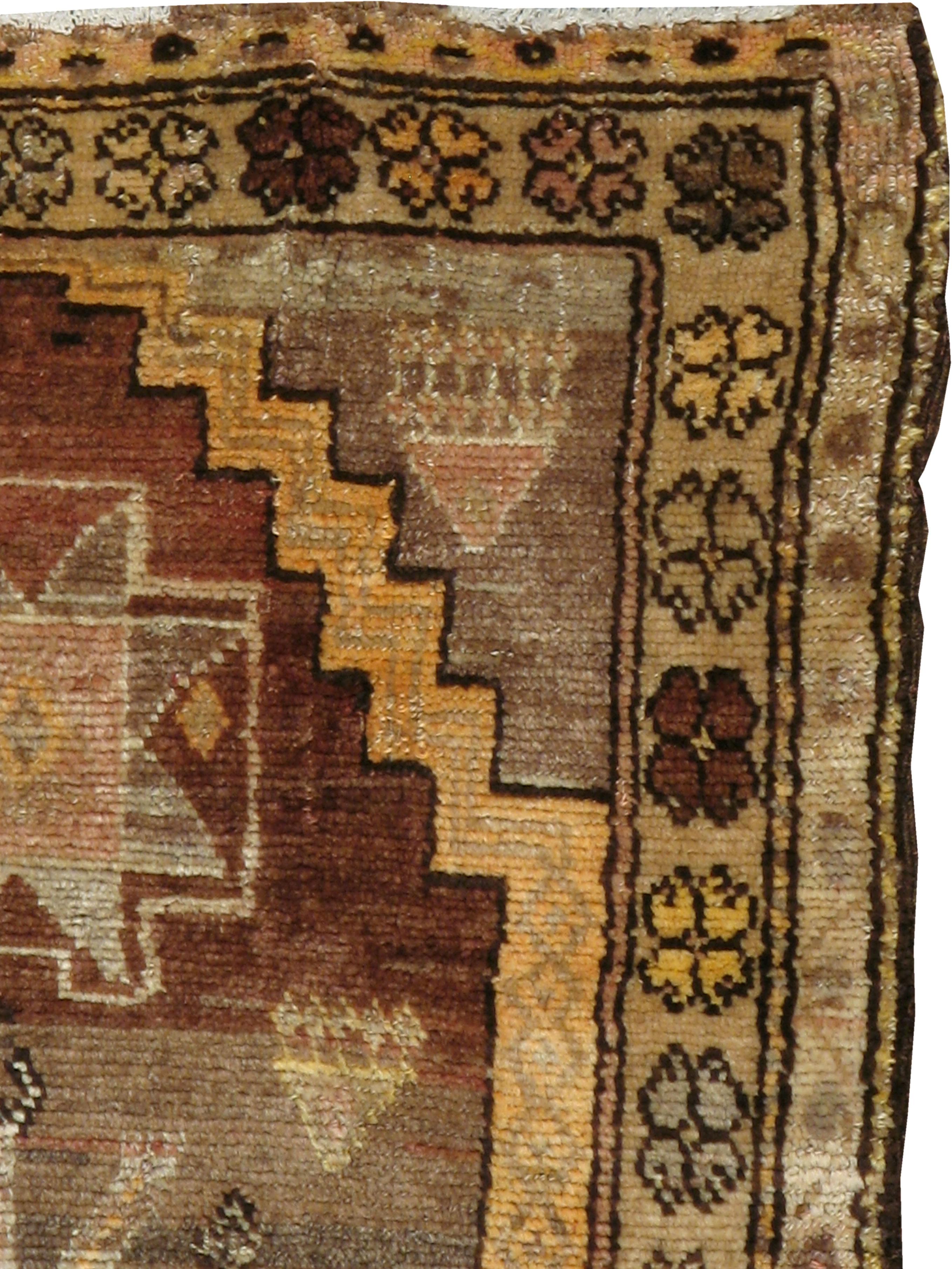 A vintage Turkish Anatolian rug from the mid-20th century.

Measures: 2' 7