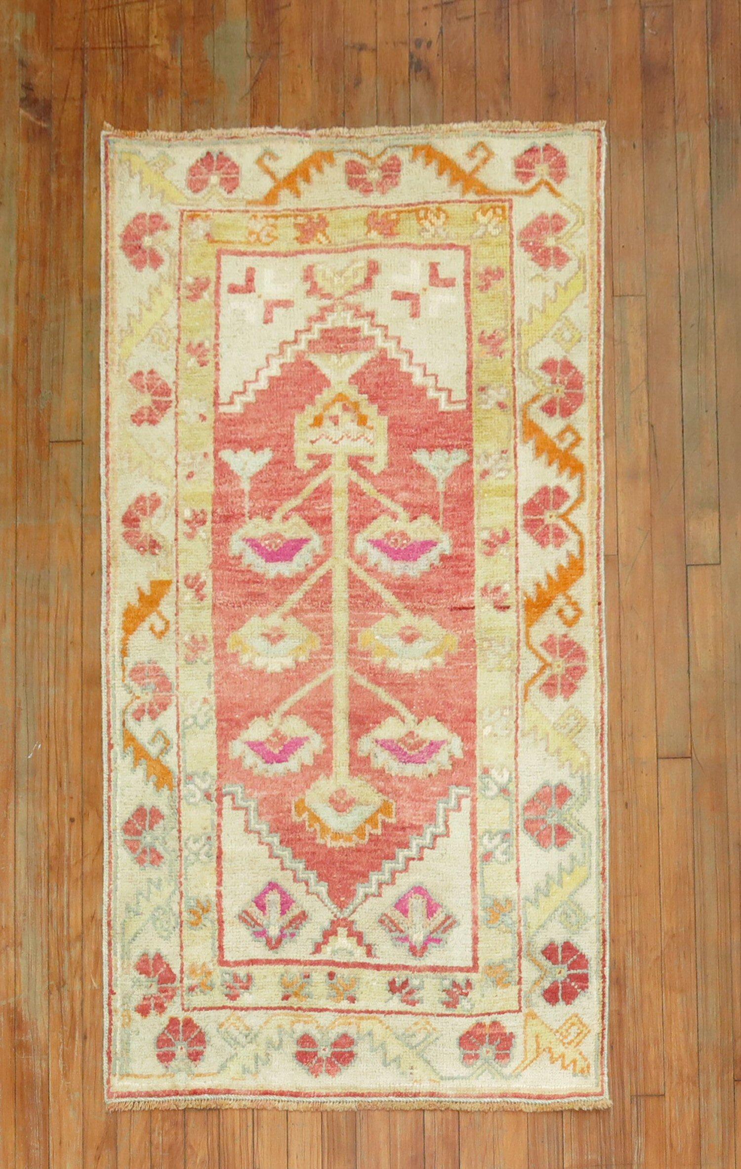 Türkischer anatolischer Teppich aus der Mitte des 20

Maße: 2'10'' x 5'3''.