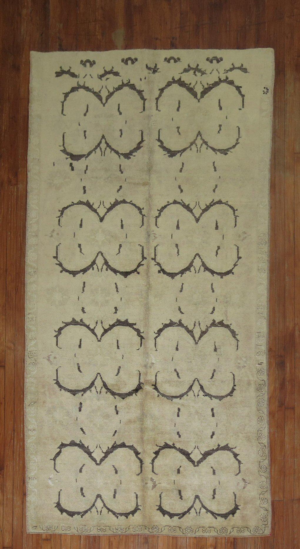 Neutral color Turkish Anatolian rug from the 3rd quarter of the 20th century.

Size: 4'10'' x 9'2''.