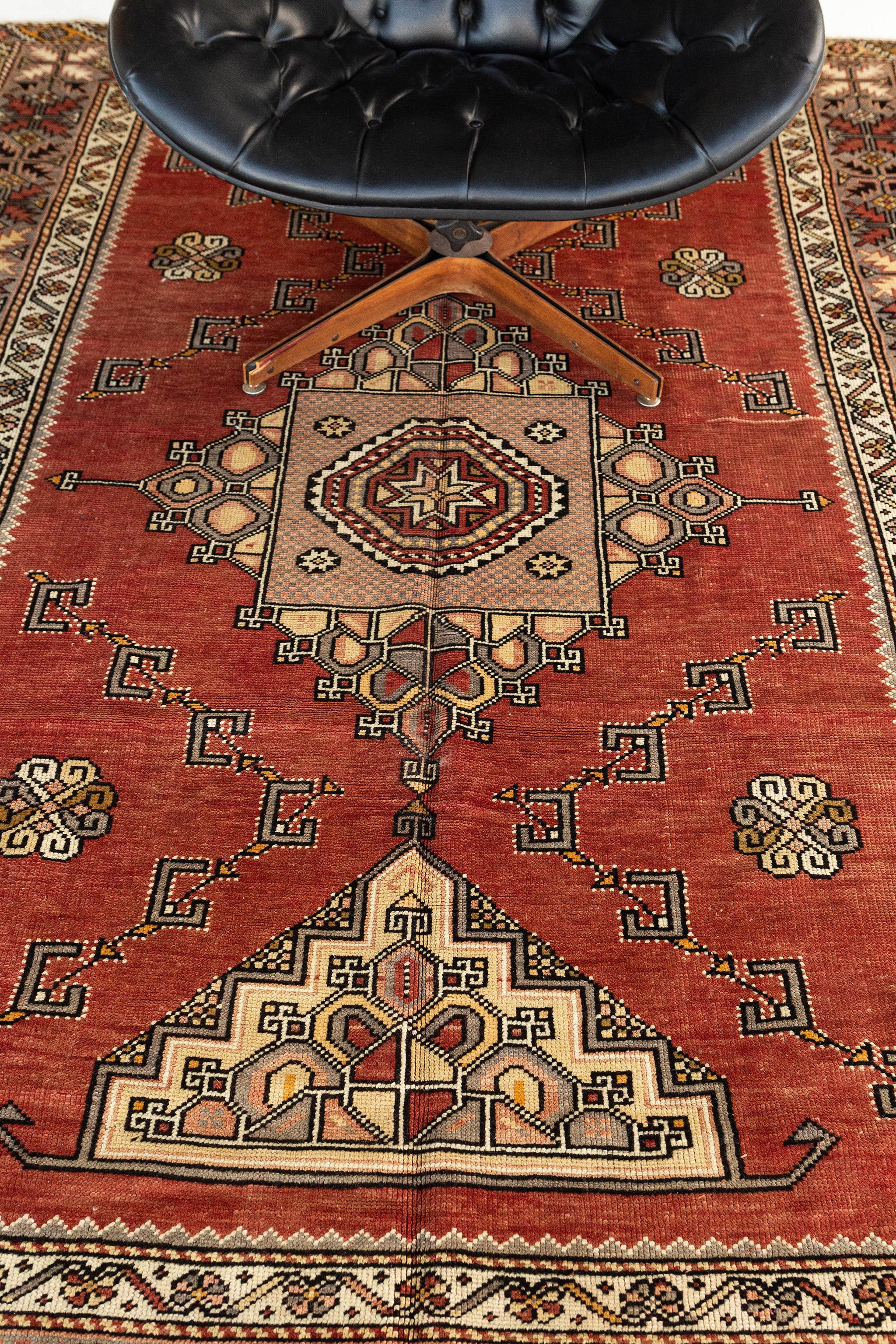Türkischer Anatolischer Vintage-Teppich (Handgeknüpft) im Angebot
