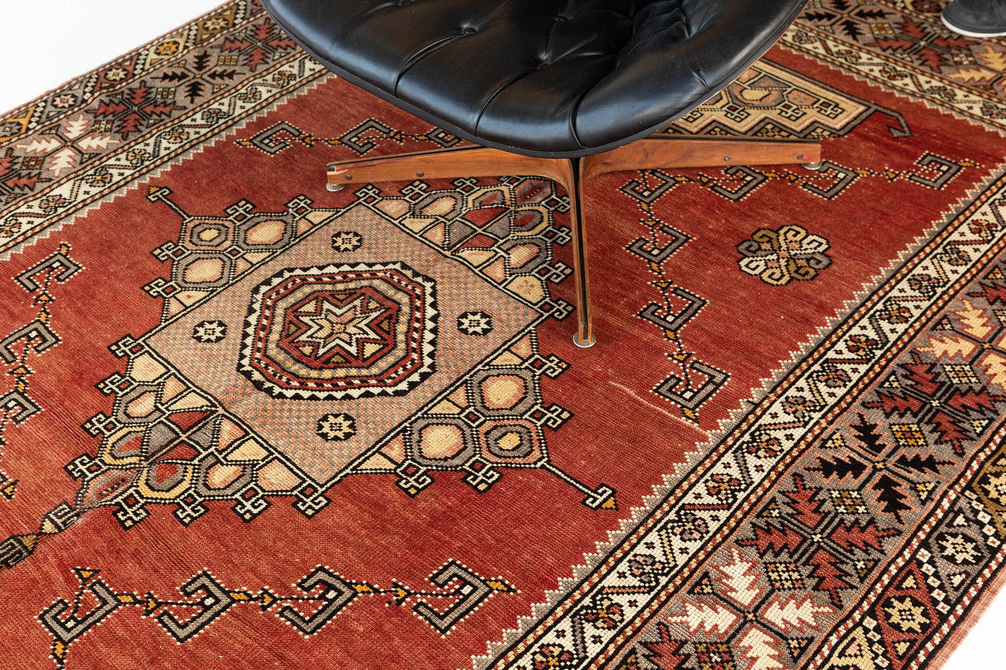 Türkischer Anatolischer Vintage-Teppich im Zustand „Gut“ im Angebot in WEST HOLLYWOOD, CA