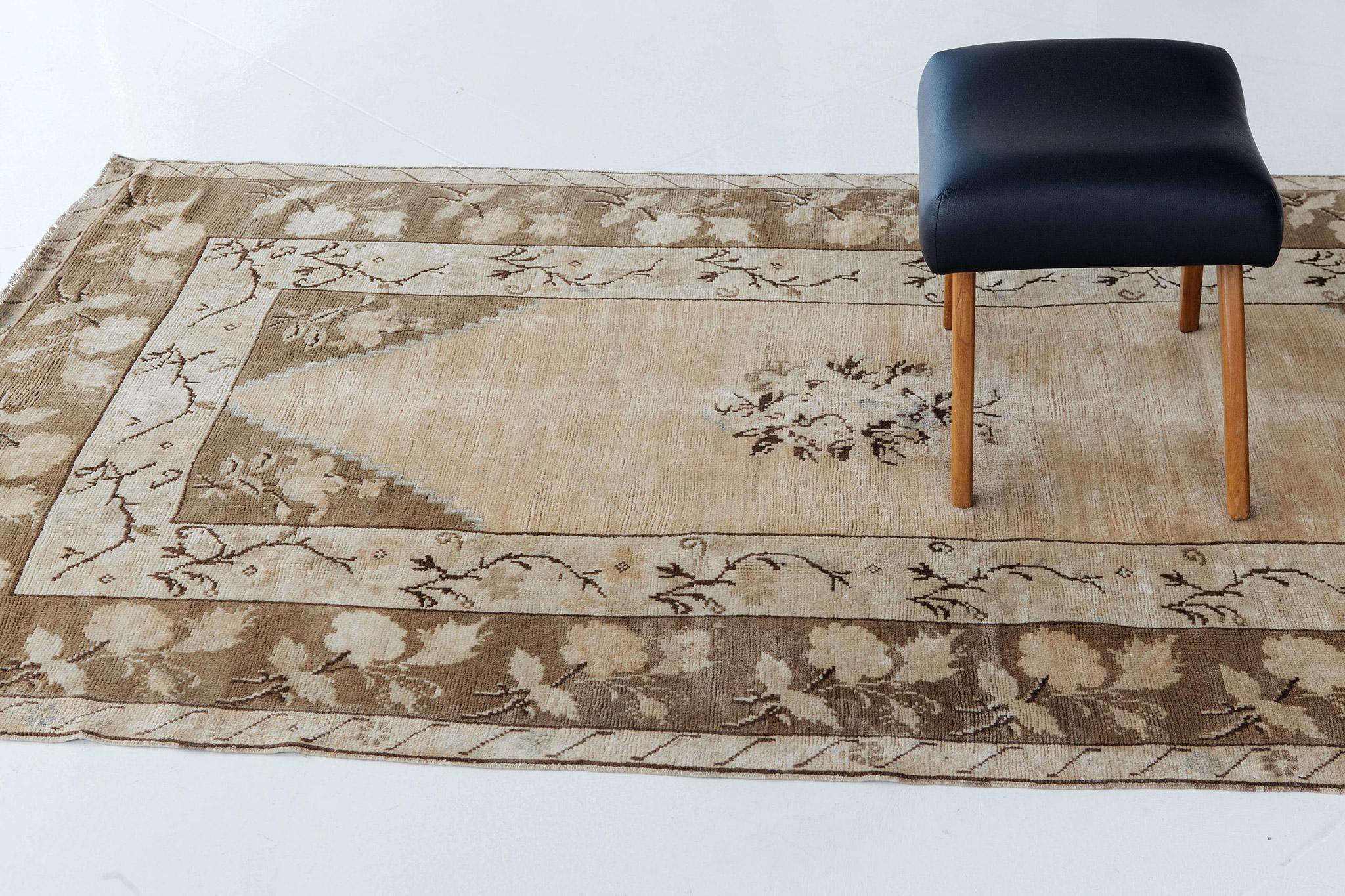 Türkischer Anatolischer Vintage-Teppich (Mitte des 20. Jahrhunderts) im Angebot