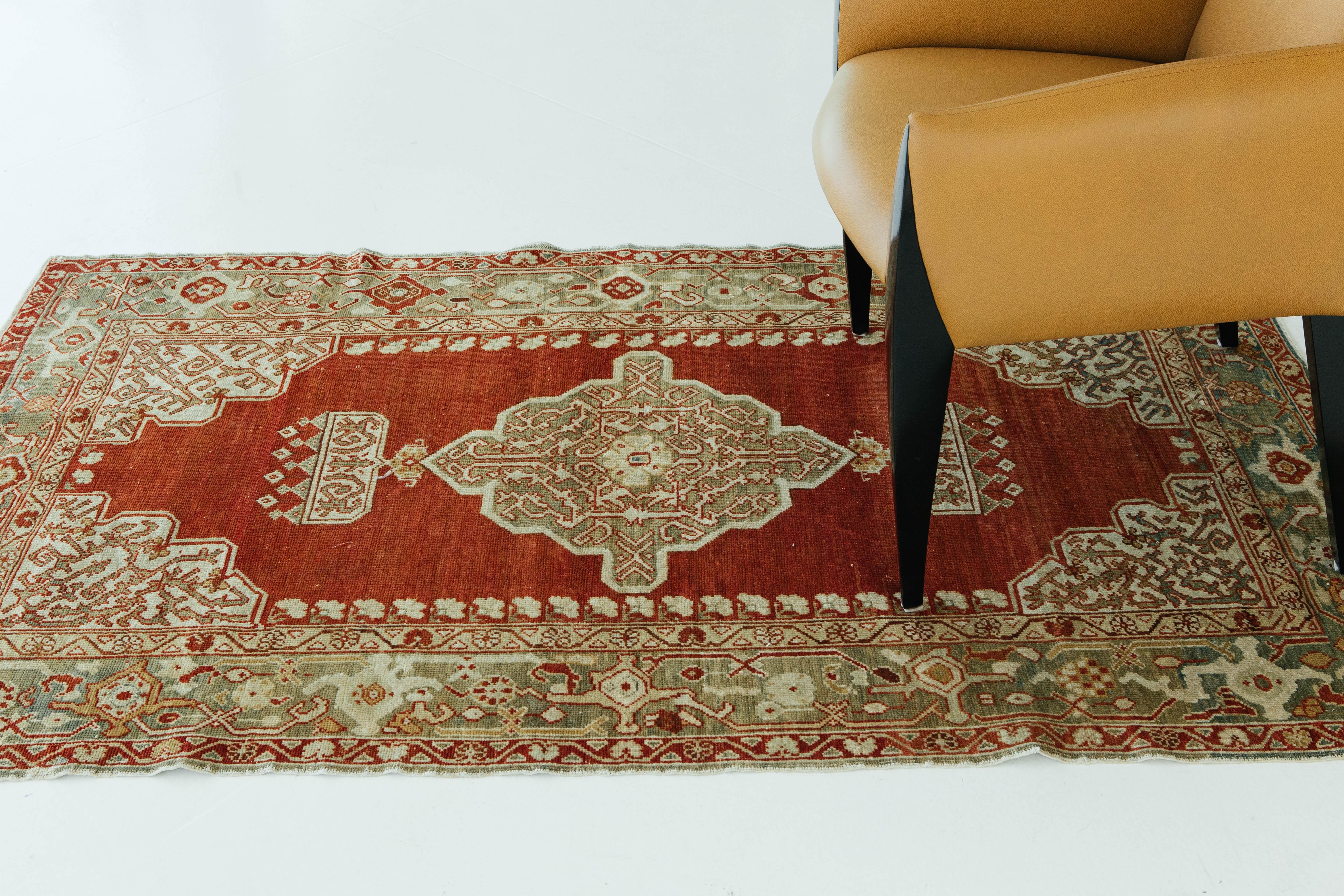 Türkischer Anatolischer Vintage-Teppich im Angebot 1