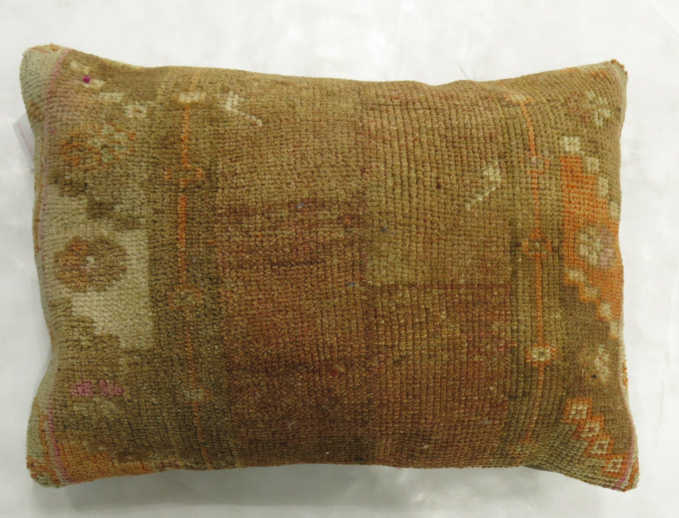 Lumbar size pillow made from a vintage Turkish Anatolian rug. 

Measures: 16'' x 24''.