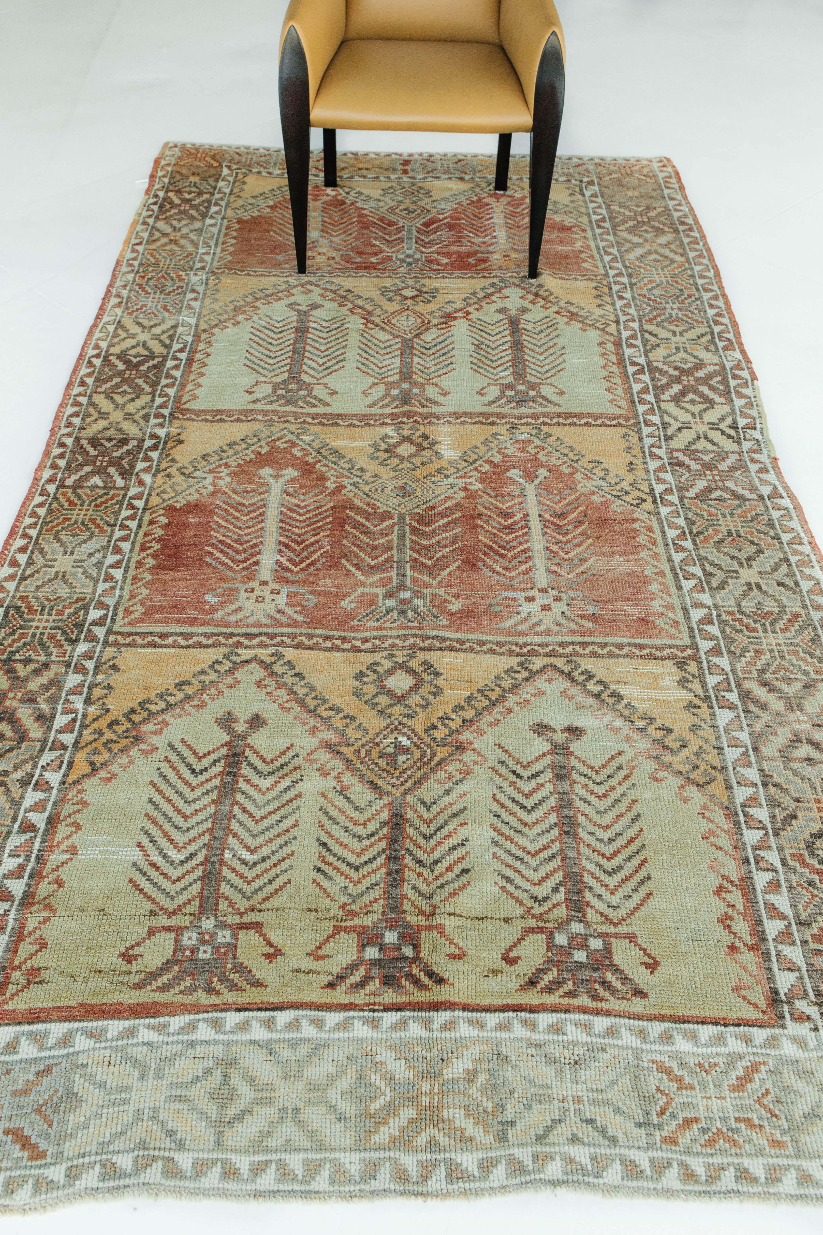 Ein wunderschöner anatolischer Läufer im Vintage-Stil mit leuchtenden Farben, der jedem Raum ein einzigartiges und stammesbezogenes Flair verleiht. Anatolische Teppiche verweben Farbstoffe und Farben, Motive, Strukturen und Techniken, die in